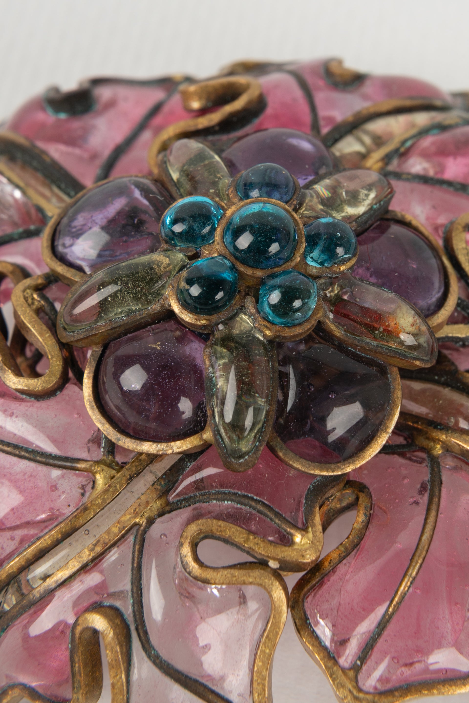 Broche en pâte de verre Chanel 1990s