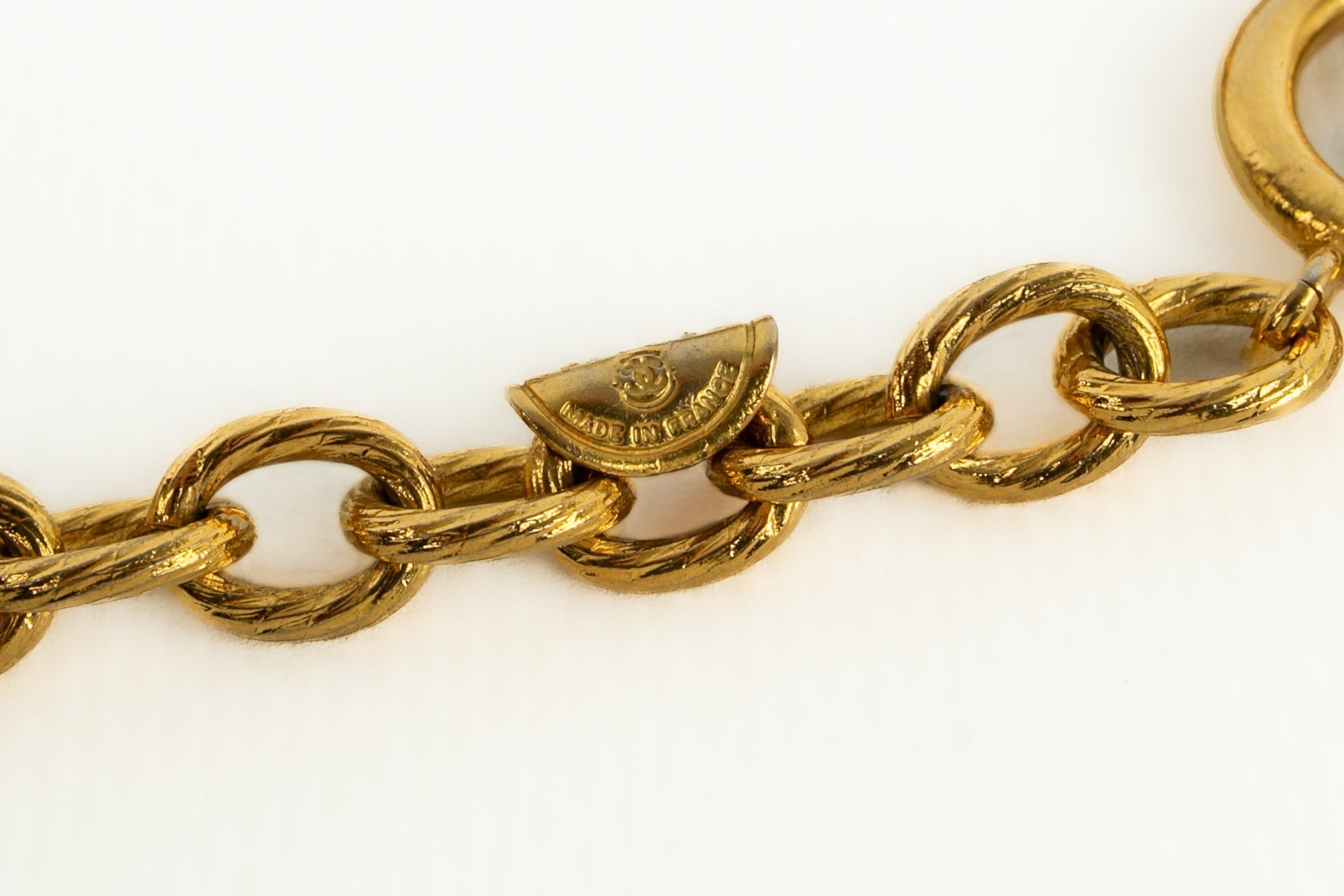 Collier dor�� Chanel