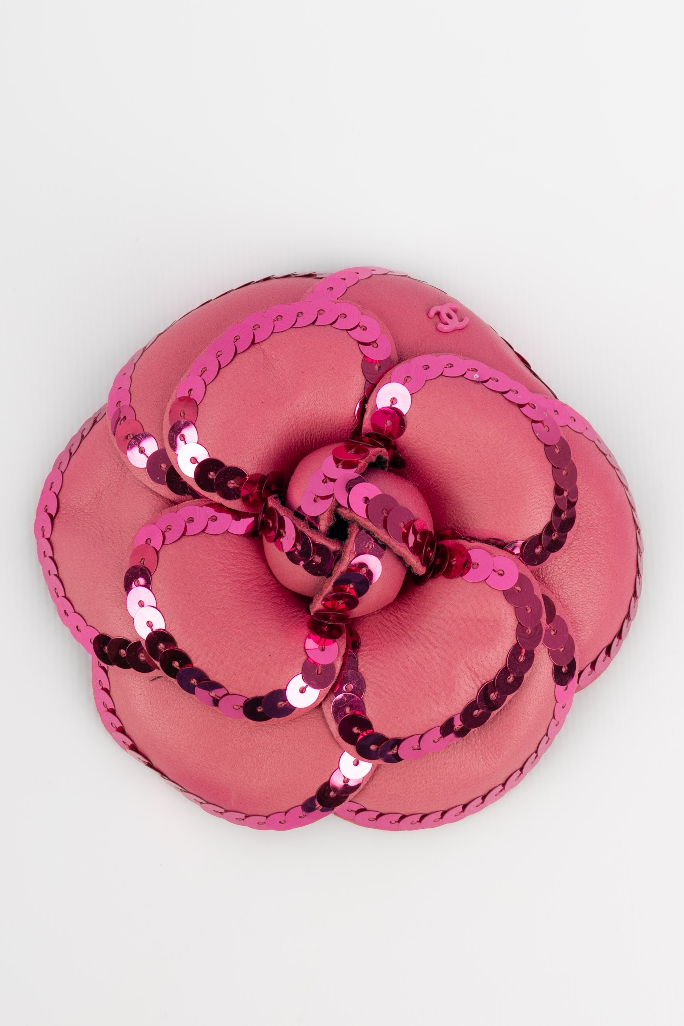 Broche camélia en cuir Chanel