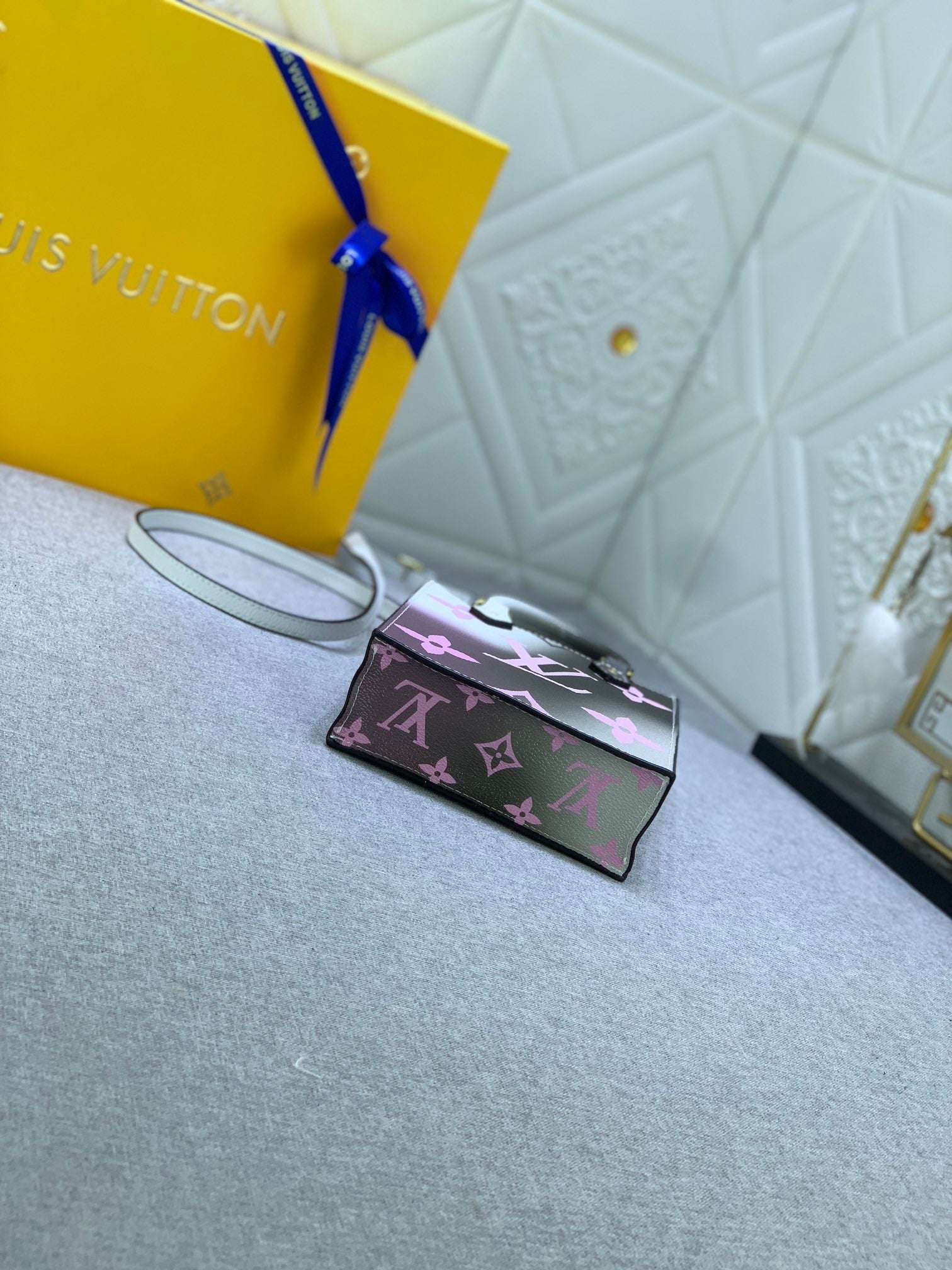 Luxury Bags Louis Vuitton  823