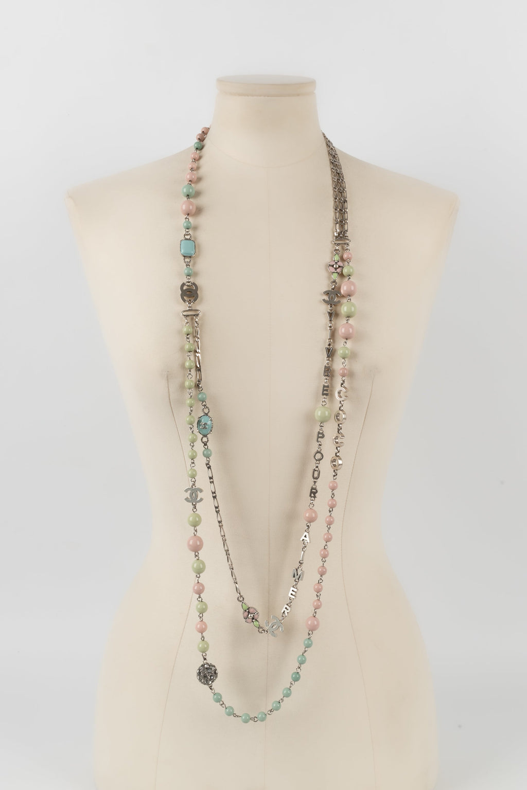 Collier pastel Chanel Croisi��re 2003