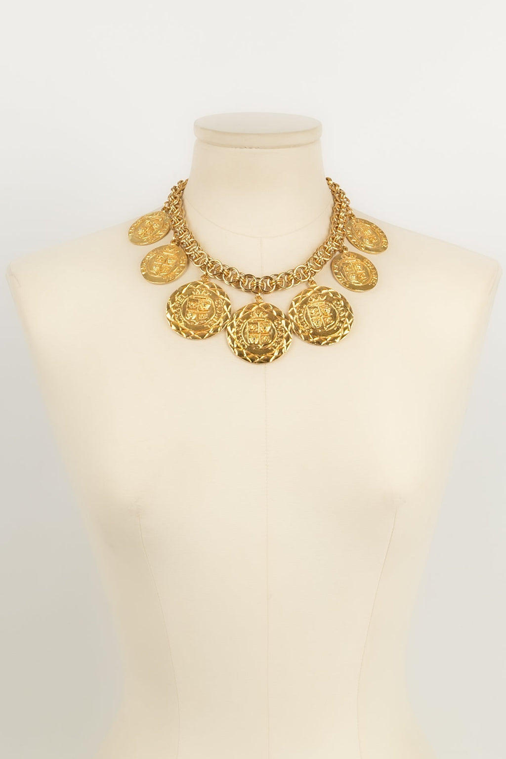 Collier dor�� Chanel