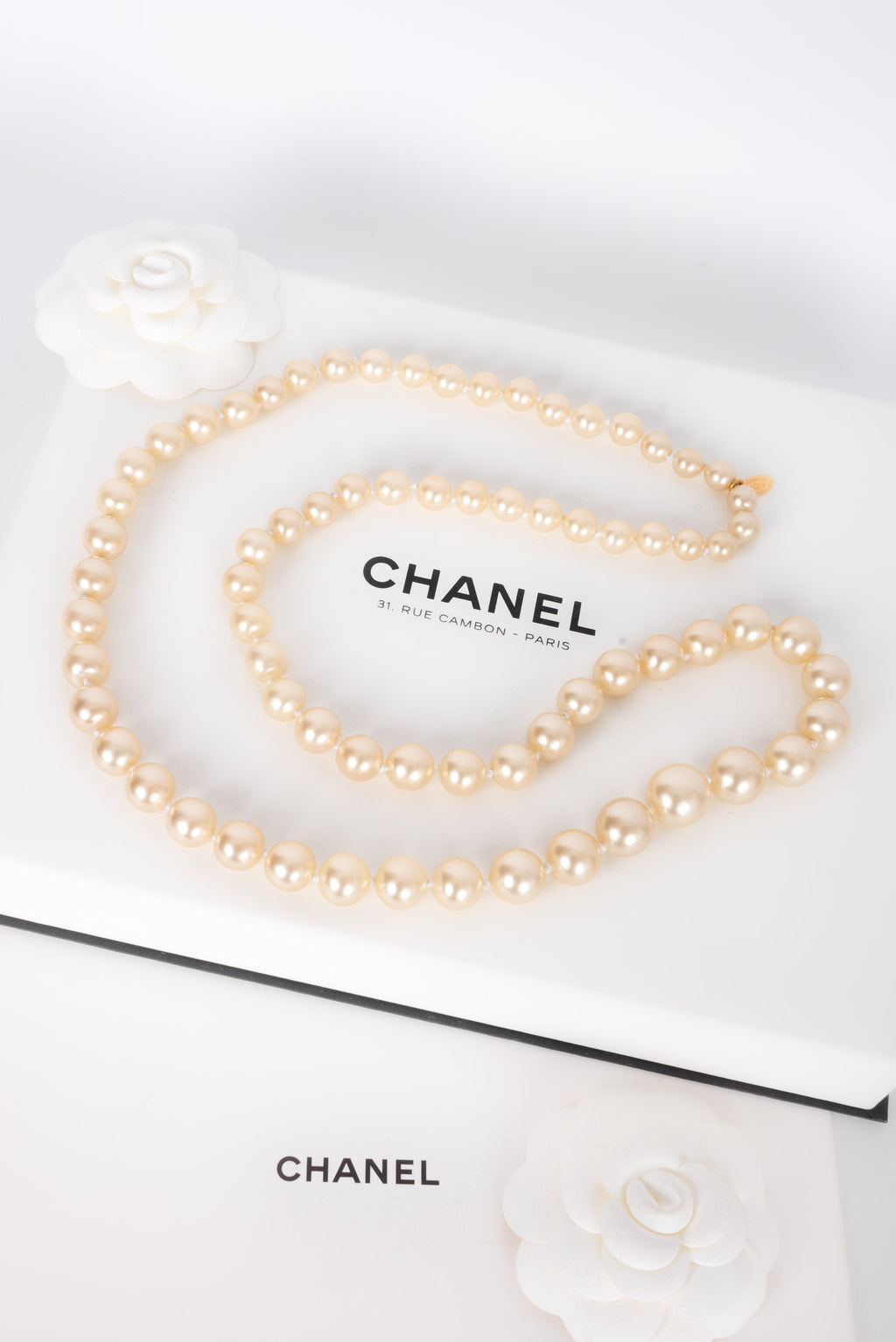 Collier de perles nacr��es Chanel