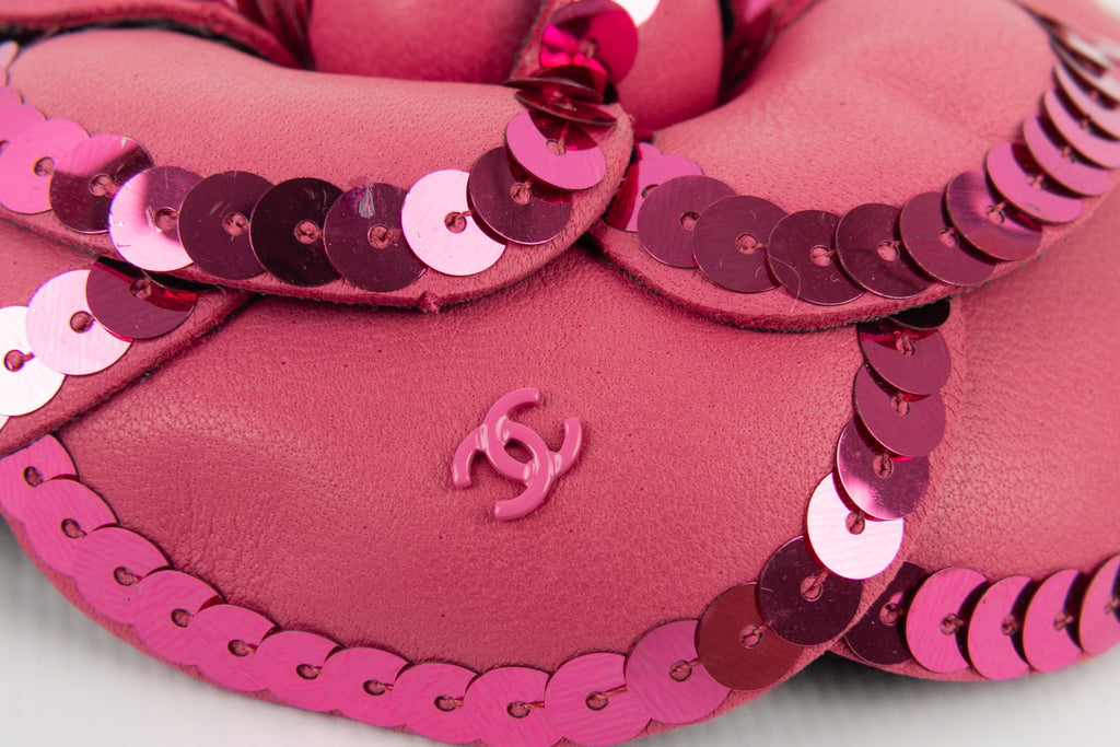 Broche camélia en cuir Chanel