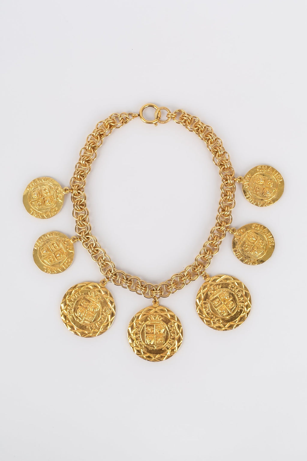 Collier dor�� Chanel