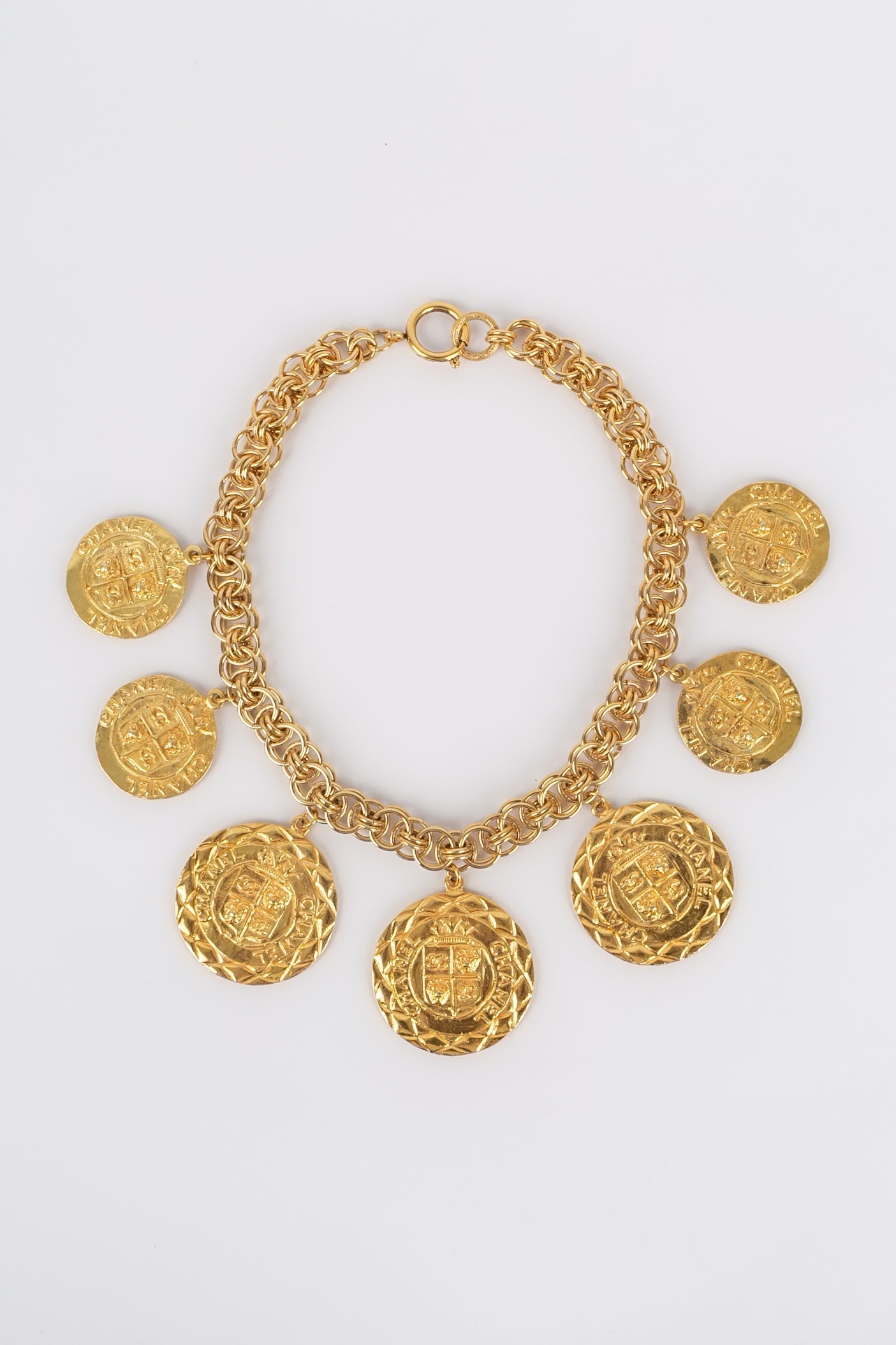 Collier dor�� Chanel