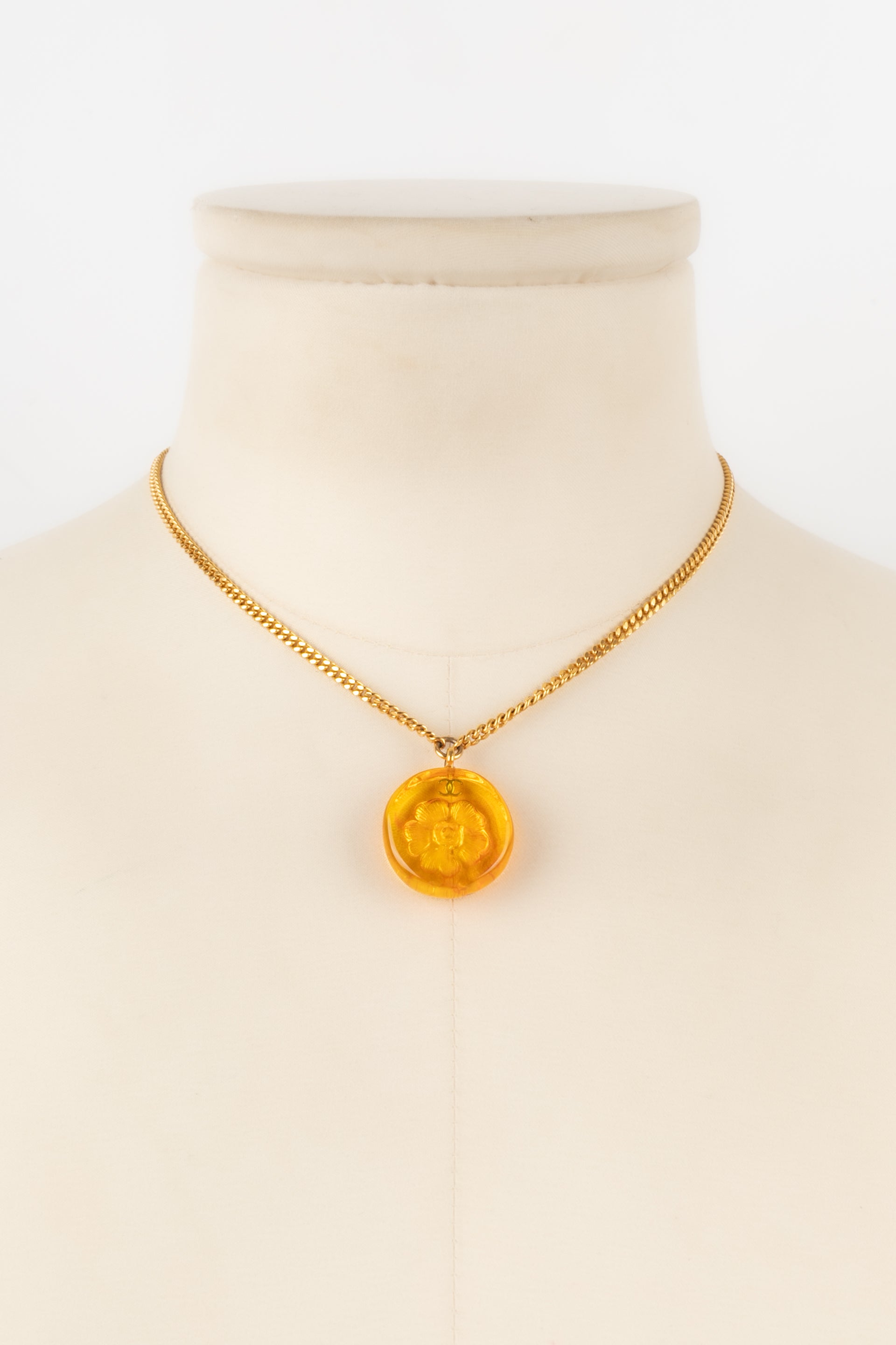 Collier cam��lia Chanel