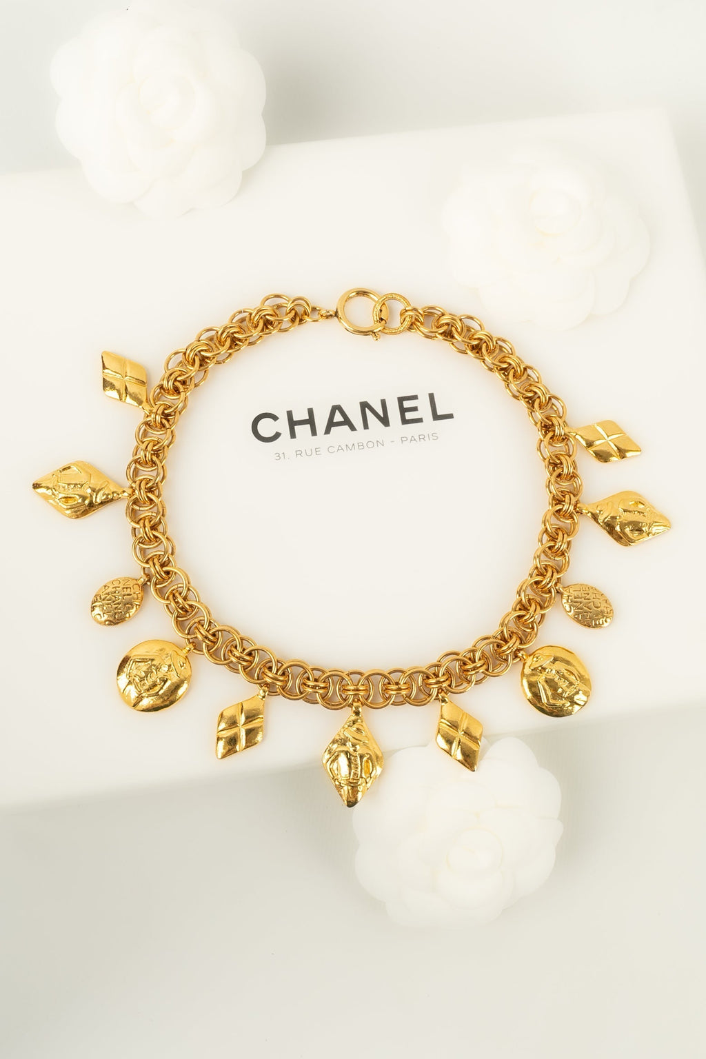 Collier dor�� Chanel