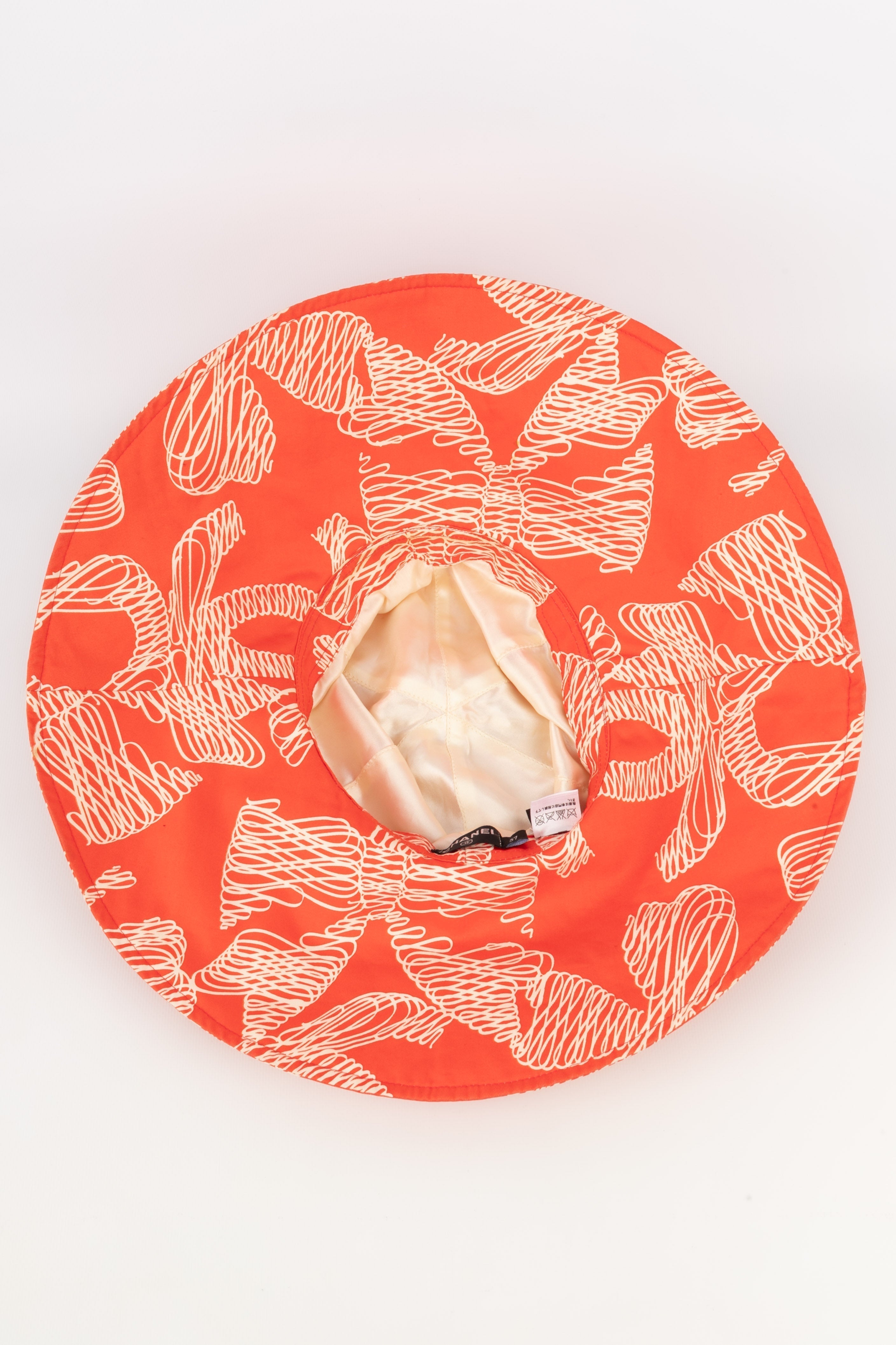Chapeau orange Chanel