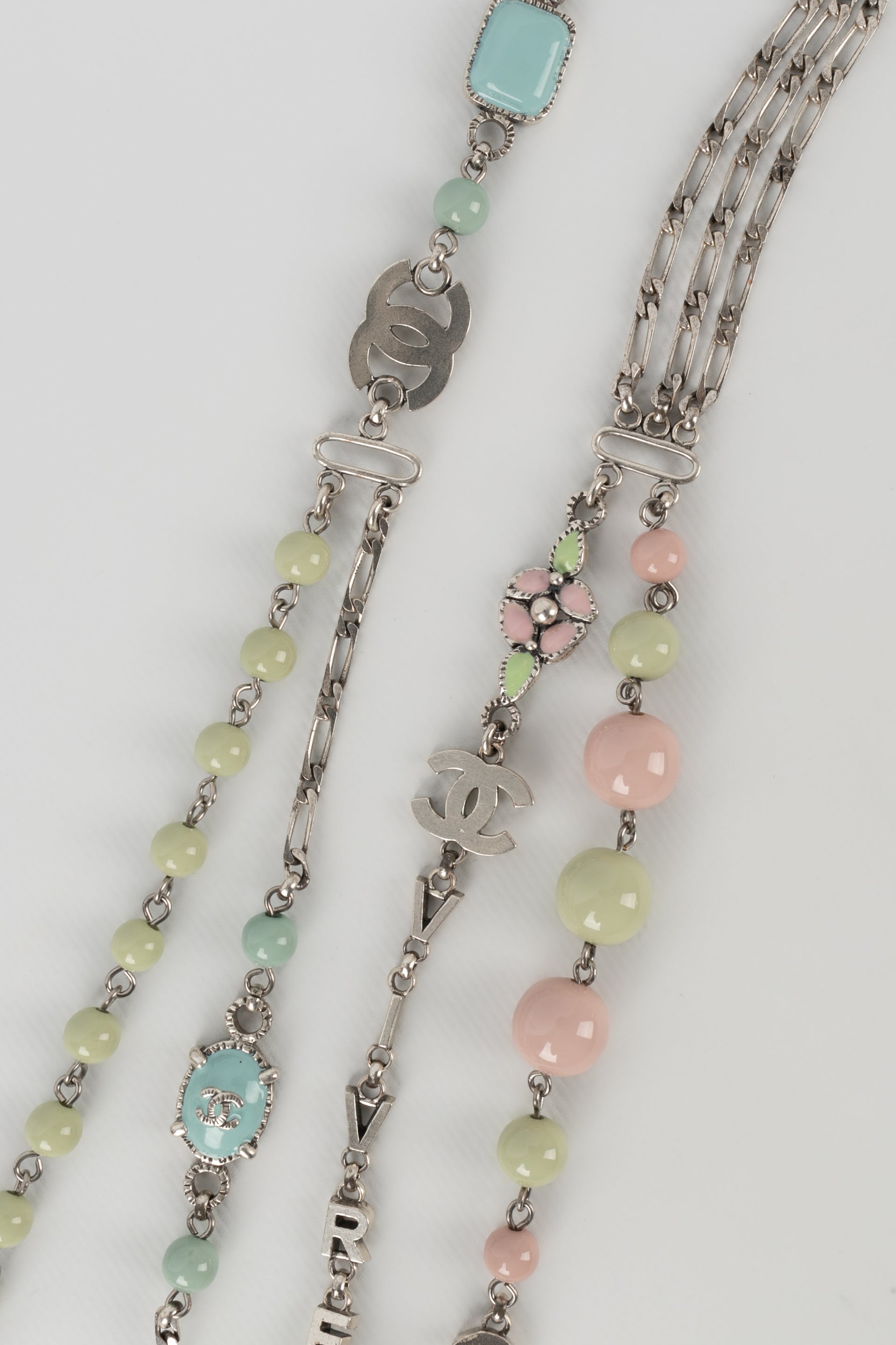 Collier pastel Chanel Croisi��re 2003