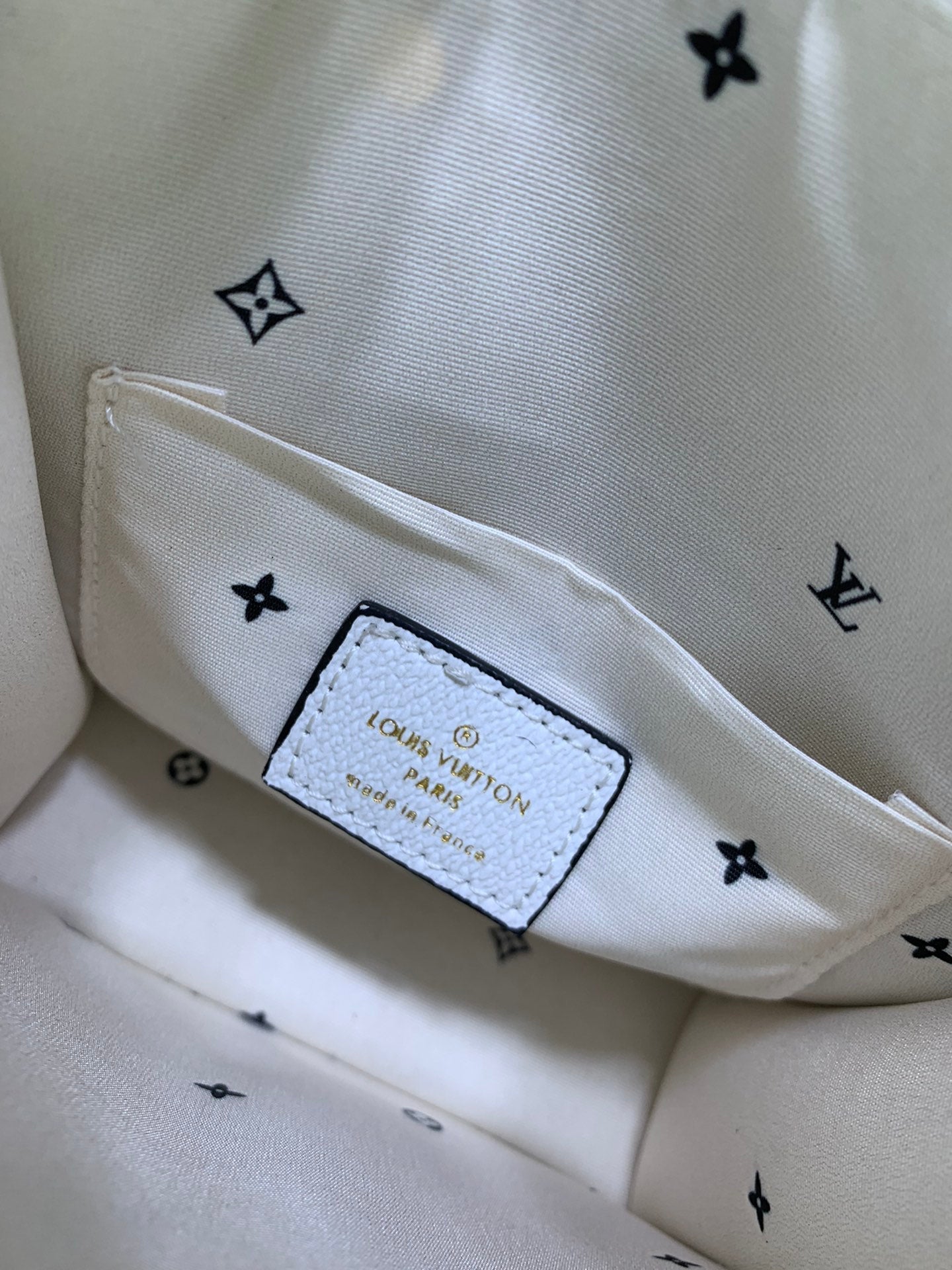 Luxury Bags Louis Vuitton  823