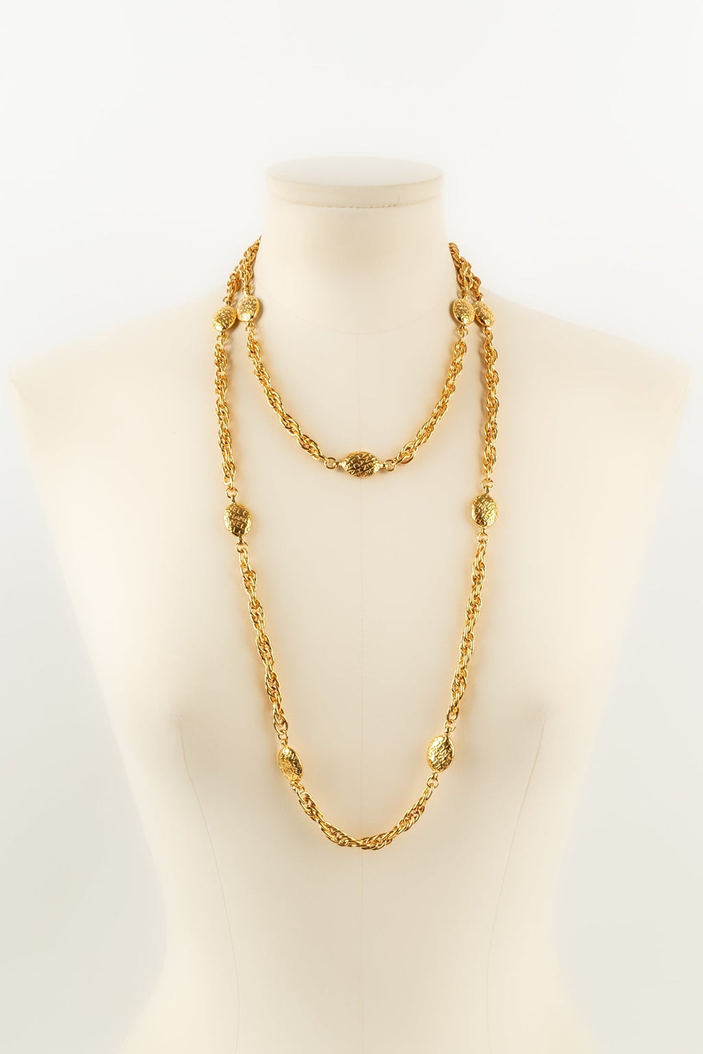 Collier / sautoir en m��tal dor�� Chanel