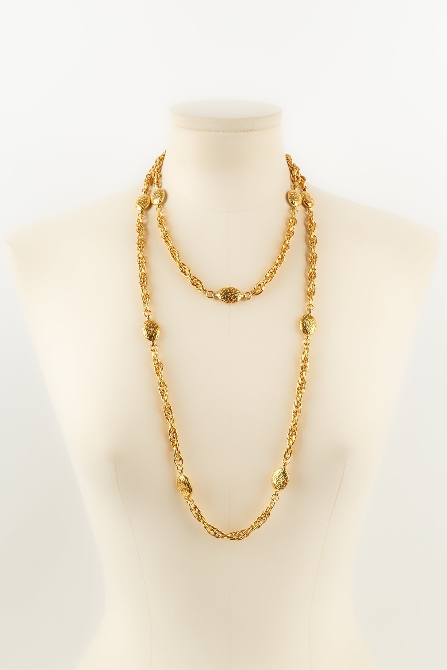 Collier / sautoir en m��tal dor�� Chanel