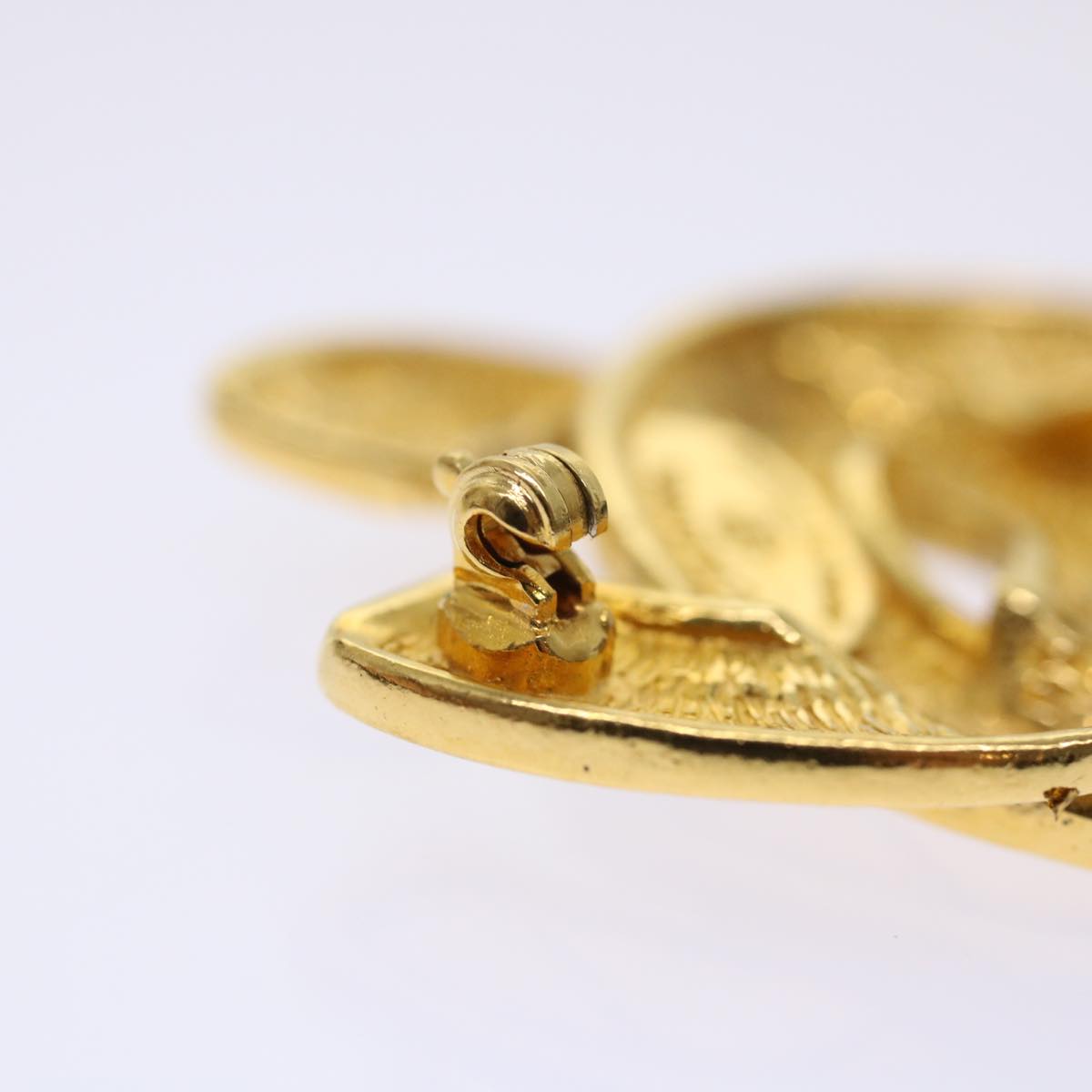 CHANEL Brooch Gold Tone CC Auth 47518