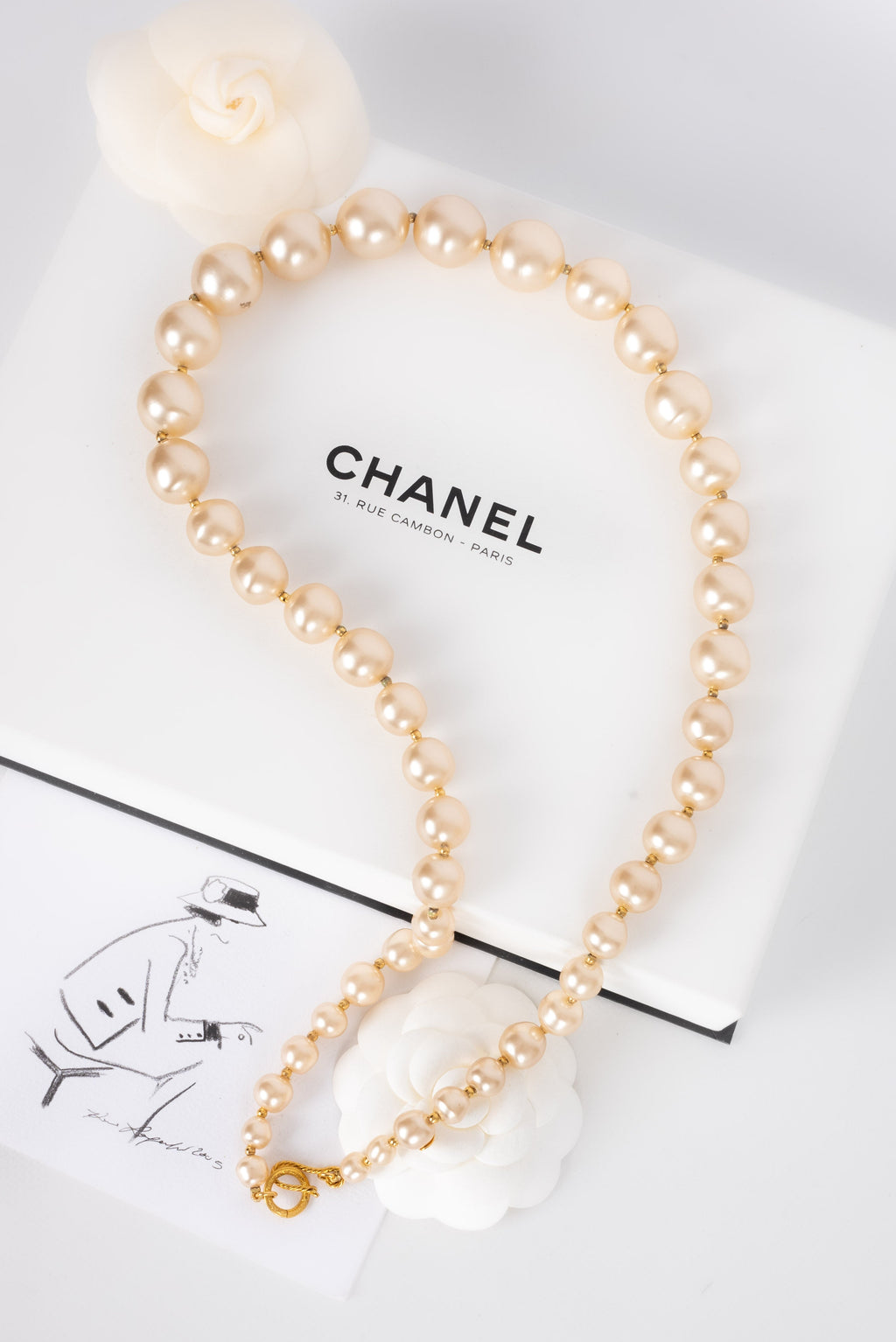 Collier de perles nacr��es Chanel 1990s