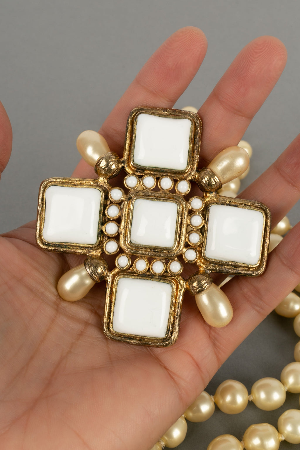 Collier croix Chanel