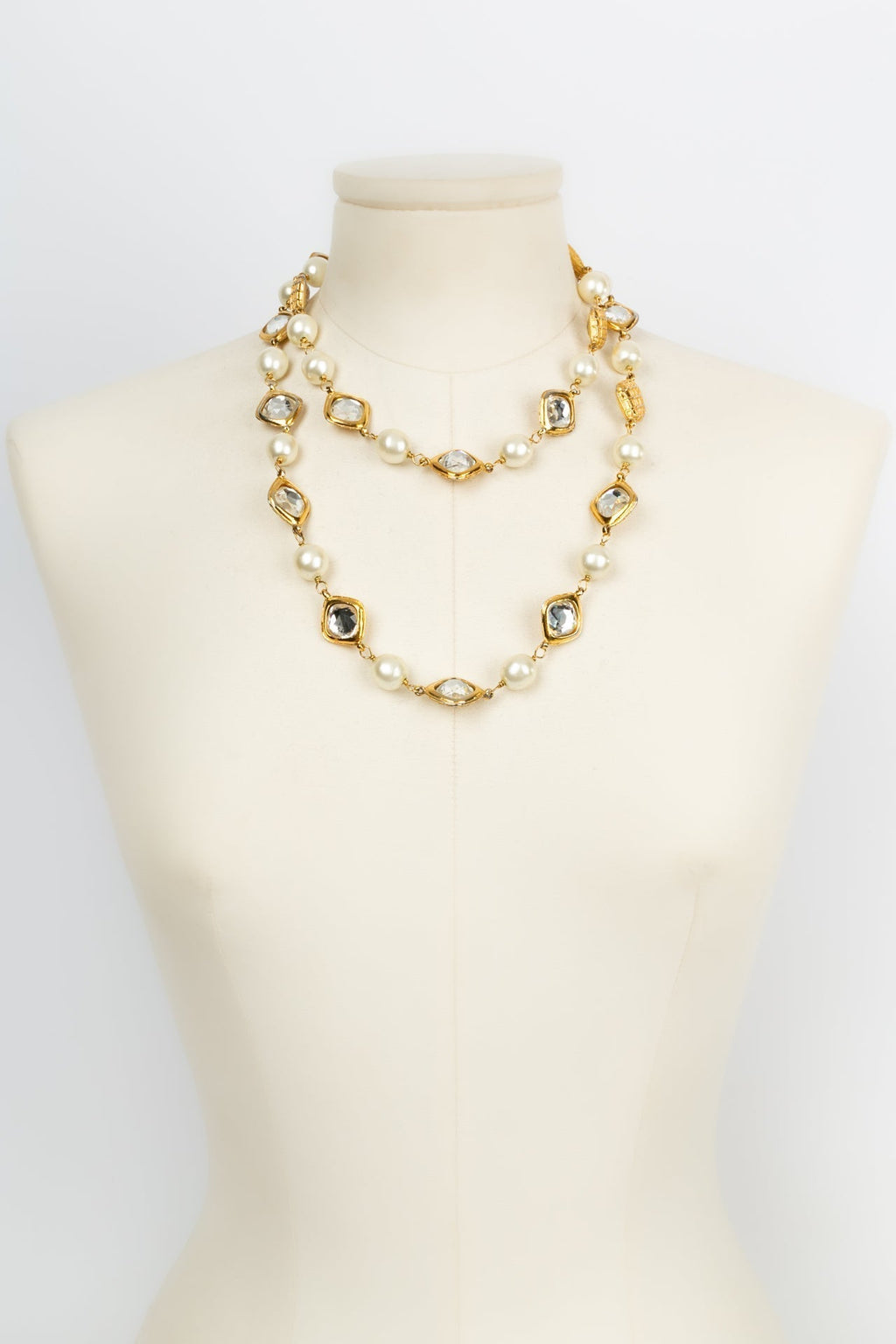 Parure perl��e et strass��e Chanel