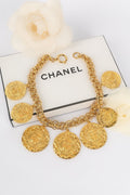 Collier dor�� Chanel
