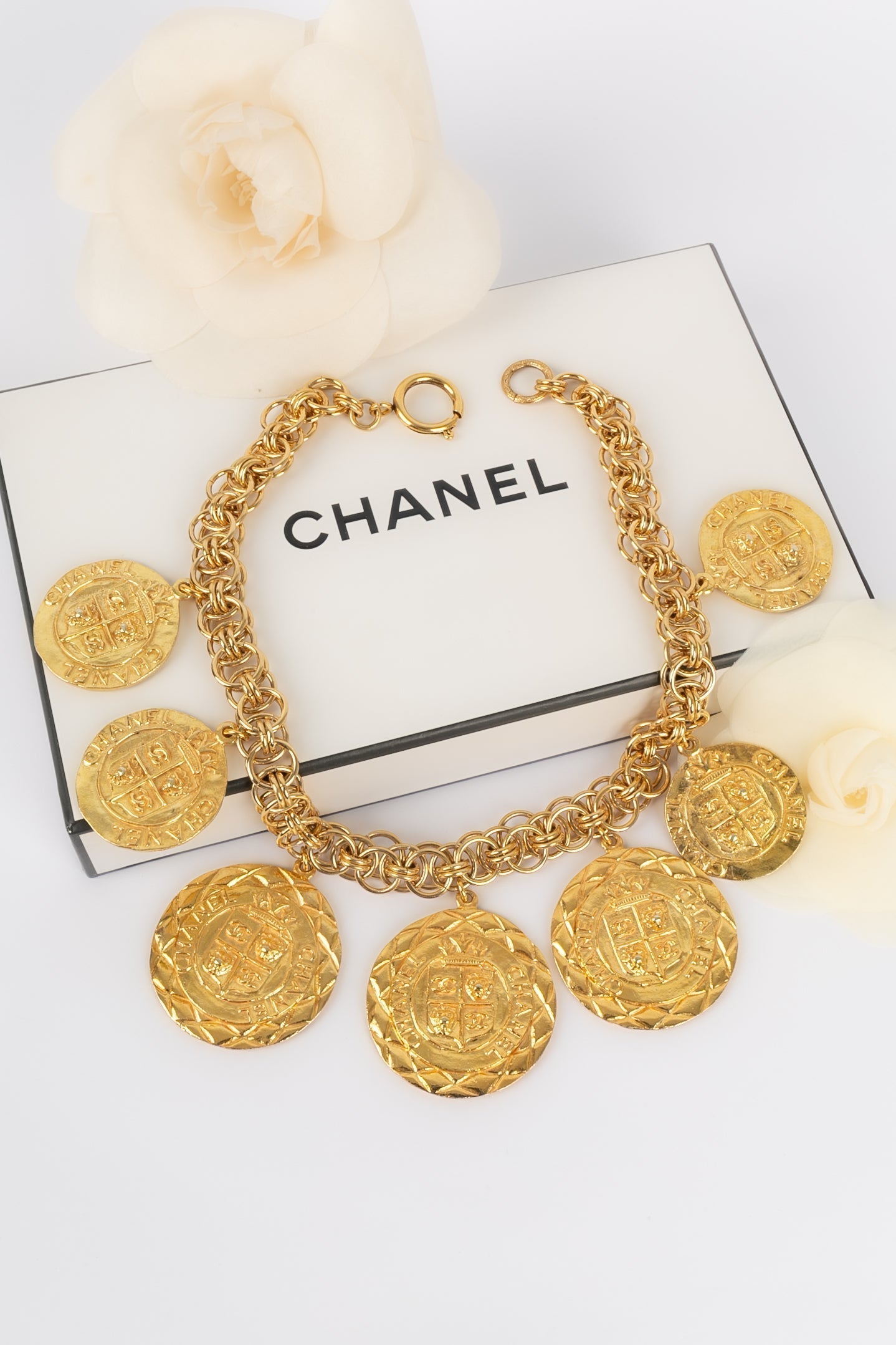 Collier dor�� Chanel
