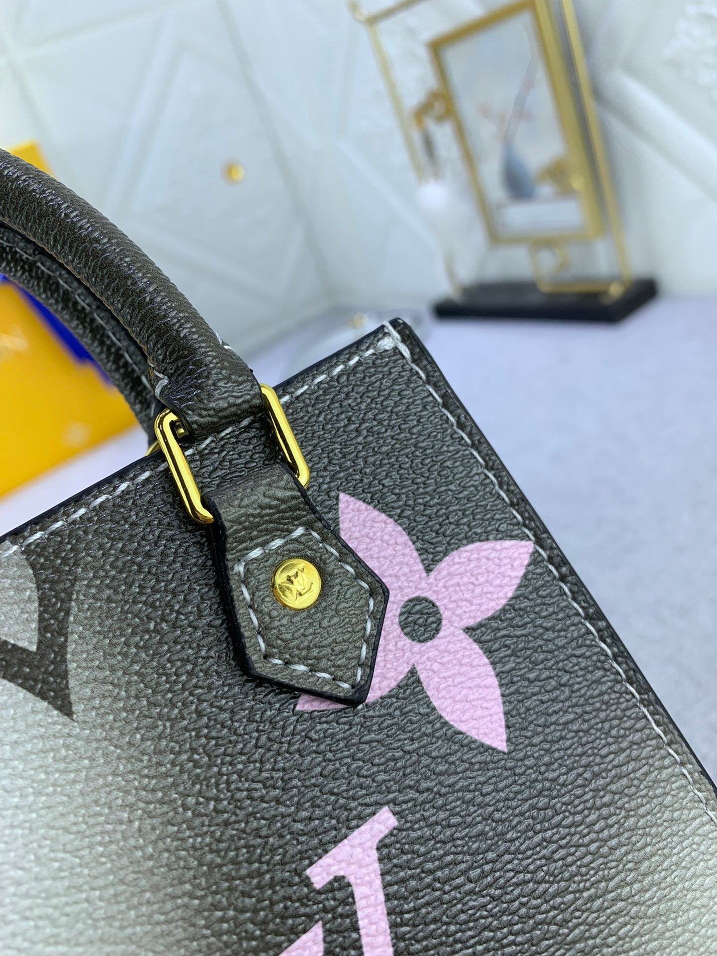 Luxury Bags Louis Vuitton  823