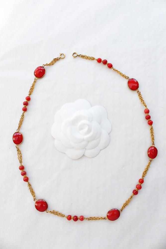 Collier dor�� en p��te de verre Chanel (Attribu�� ��)