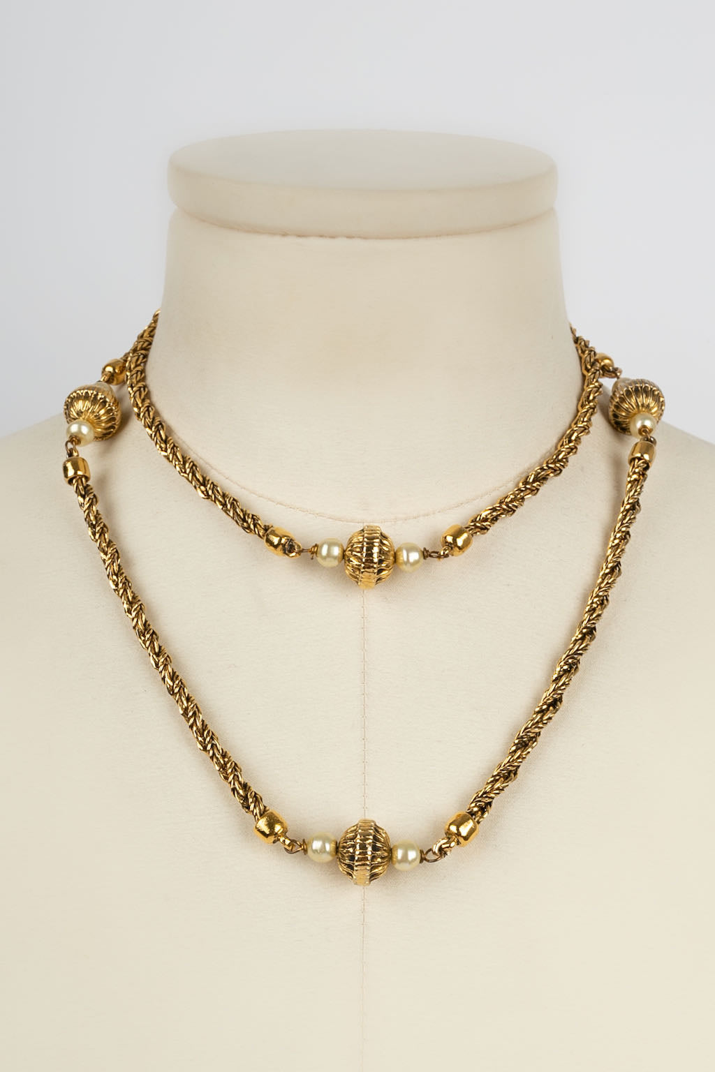 Collier dor�� Chanel 1984