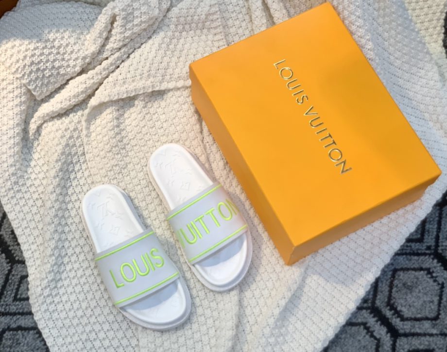 louis vuitton Women's Pool Pillow Flat Comfort Mule White For Women LV