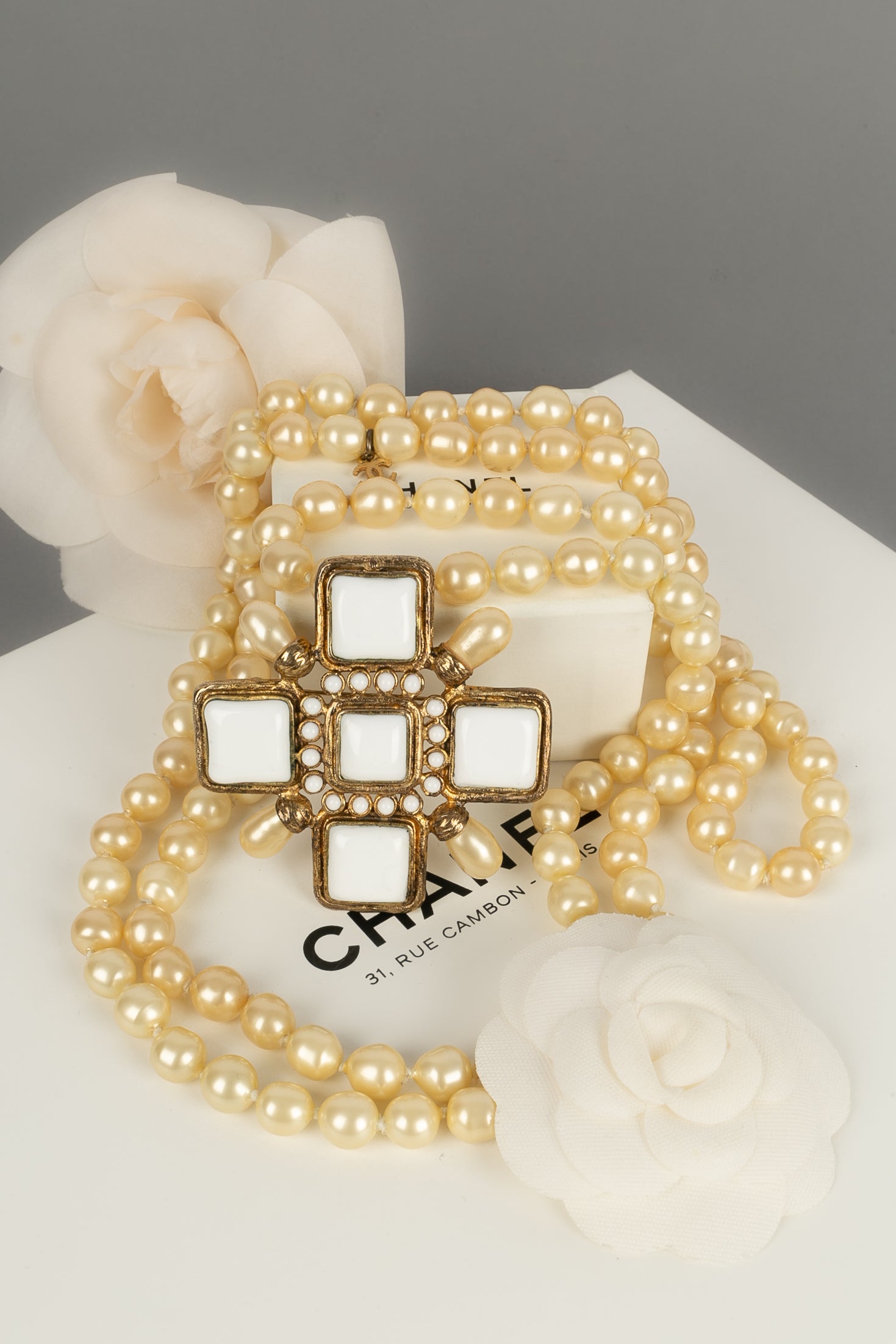 Collier croix Chanel