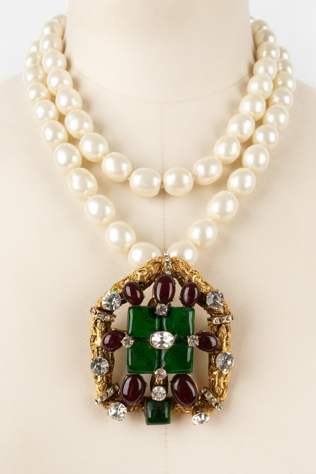 Collier en p��te de verre Chanel
