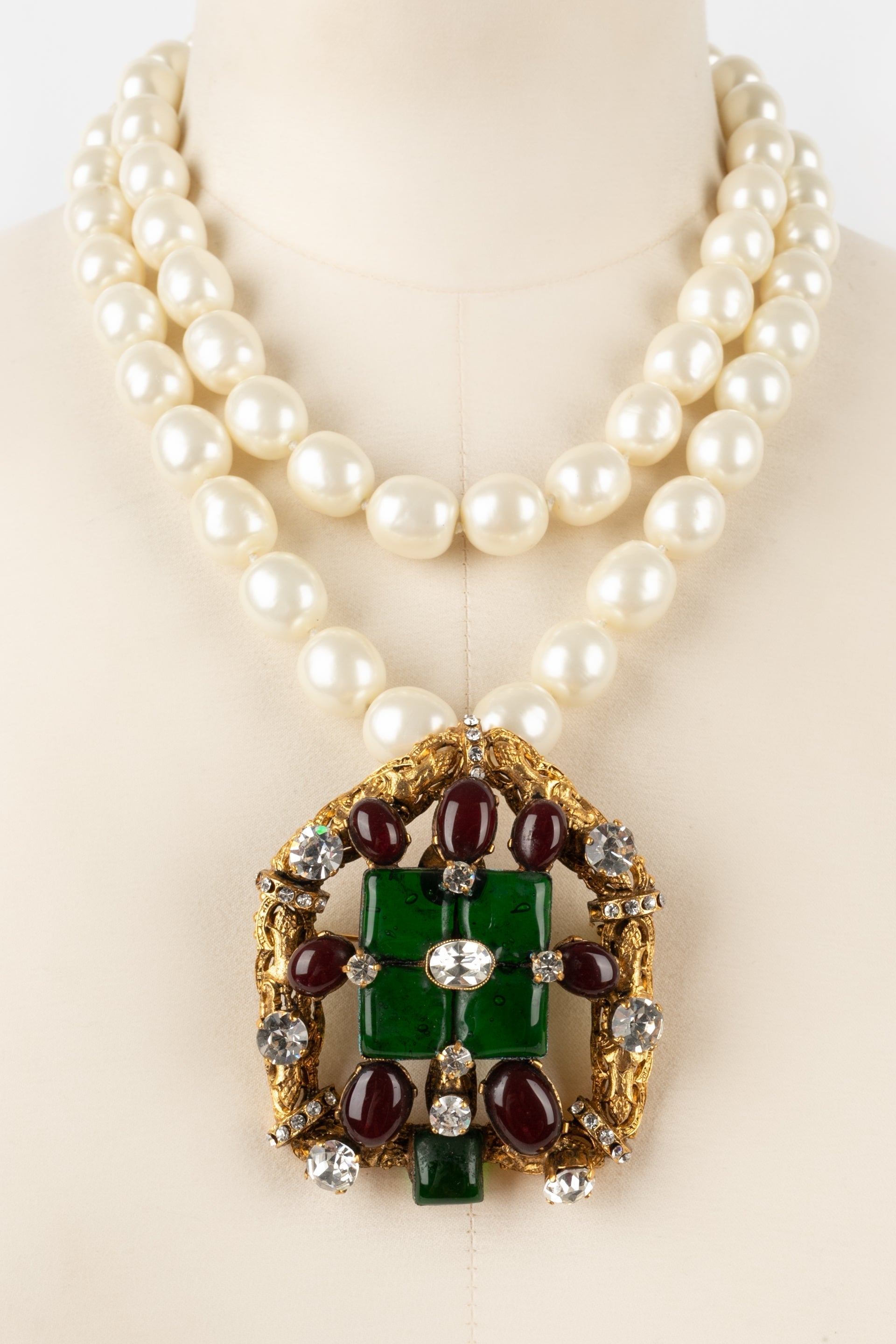 Collier en p��te de verre Chanel