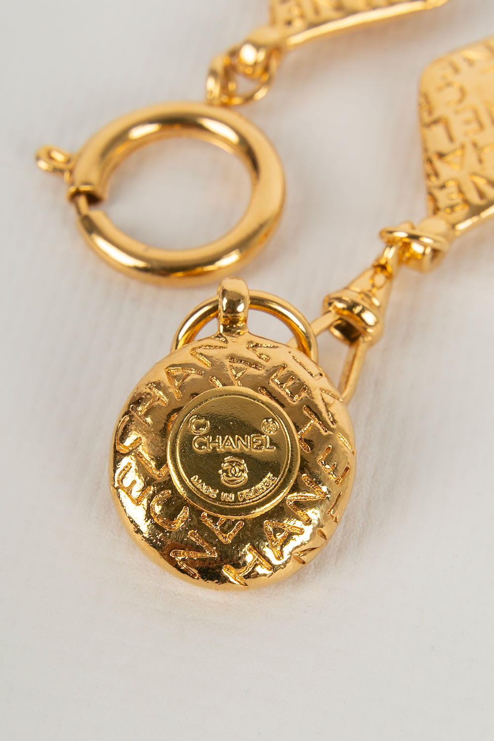 Collier court Chanel