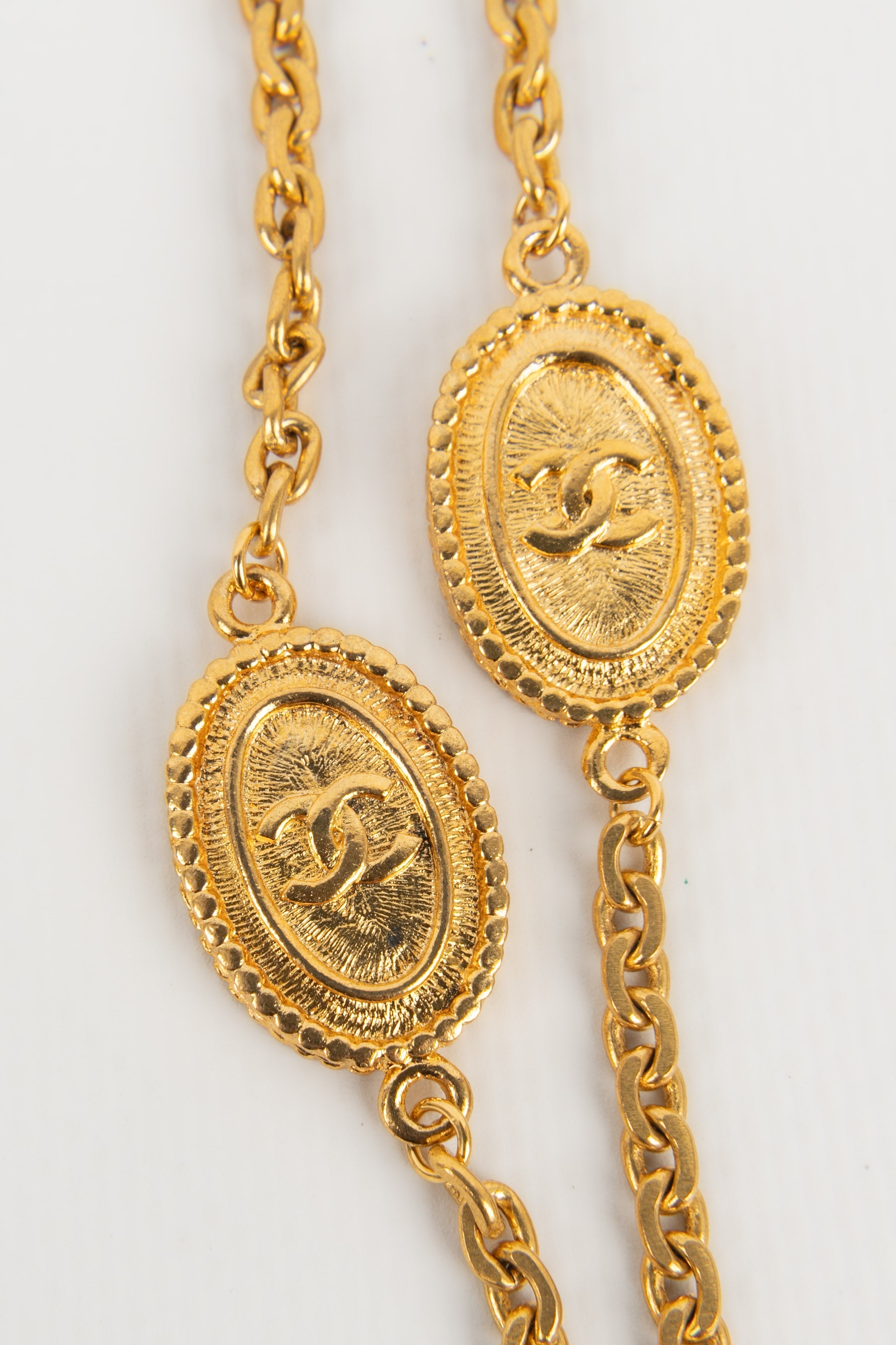 Collier / Sautoir en m��tal dor�� Chanel 1980's