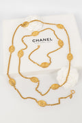 Collier / Sautoir en m��tal dor�� Chanel 1980's