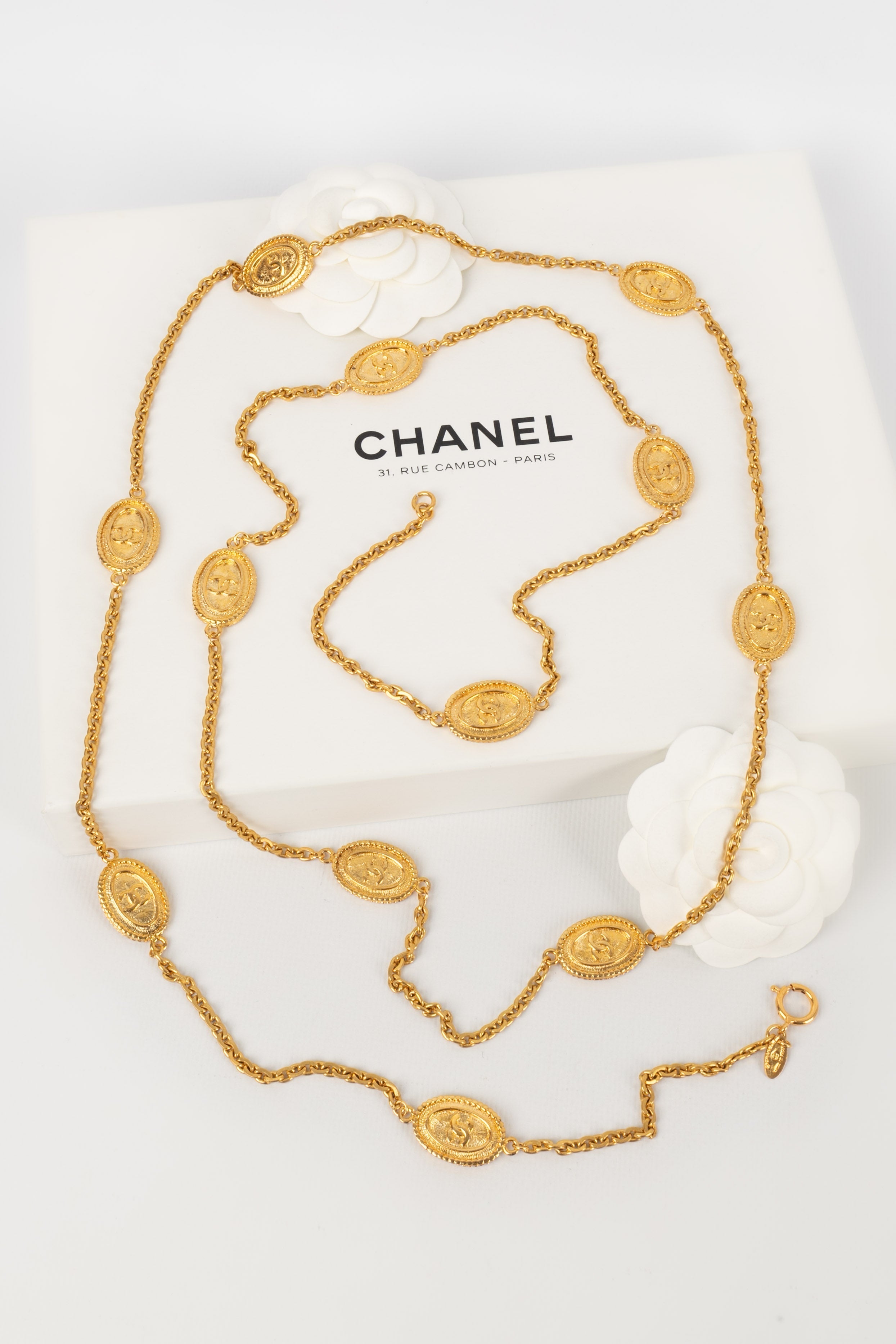 Collier / Sautoir en m��tal dor�� Chanel 1980's