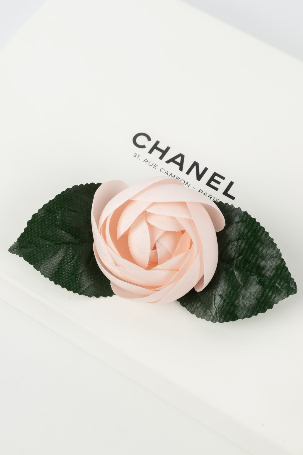 Broche camélia Chanel