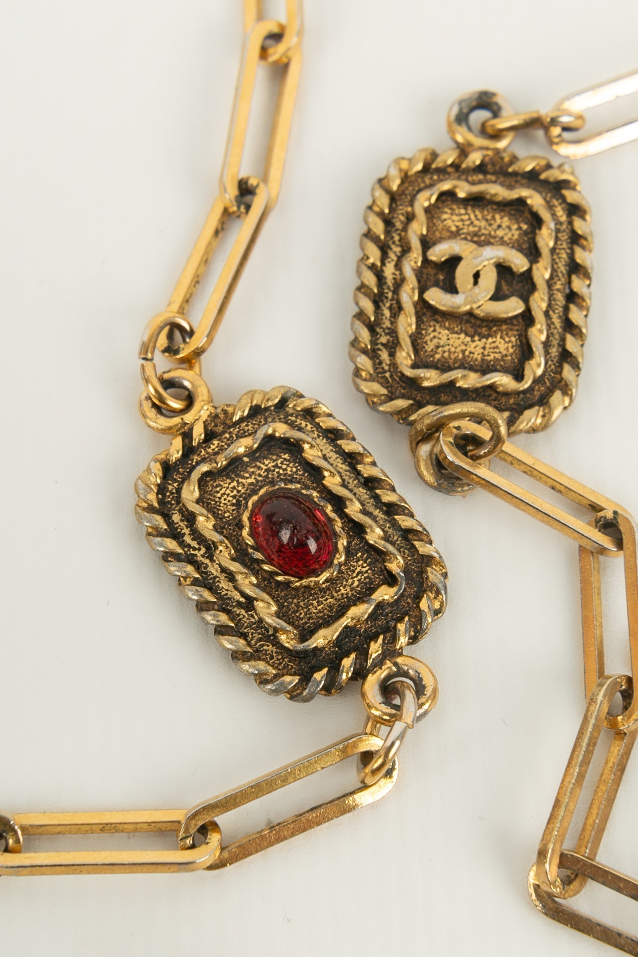 Collier dor�� Chanel 1984