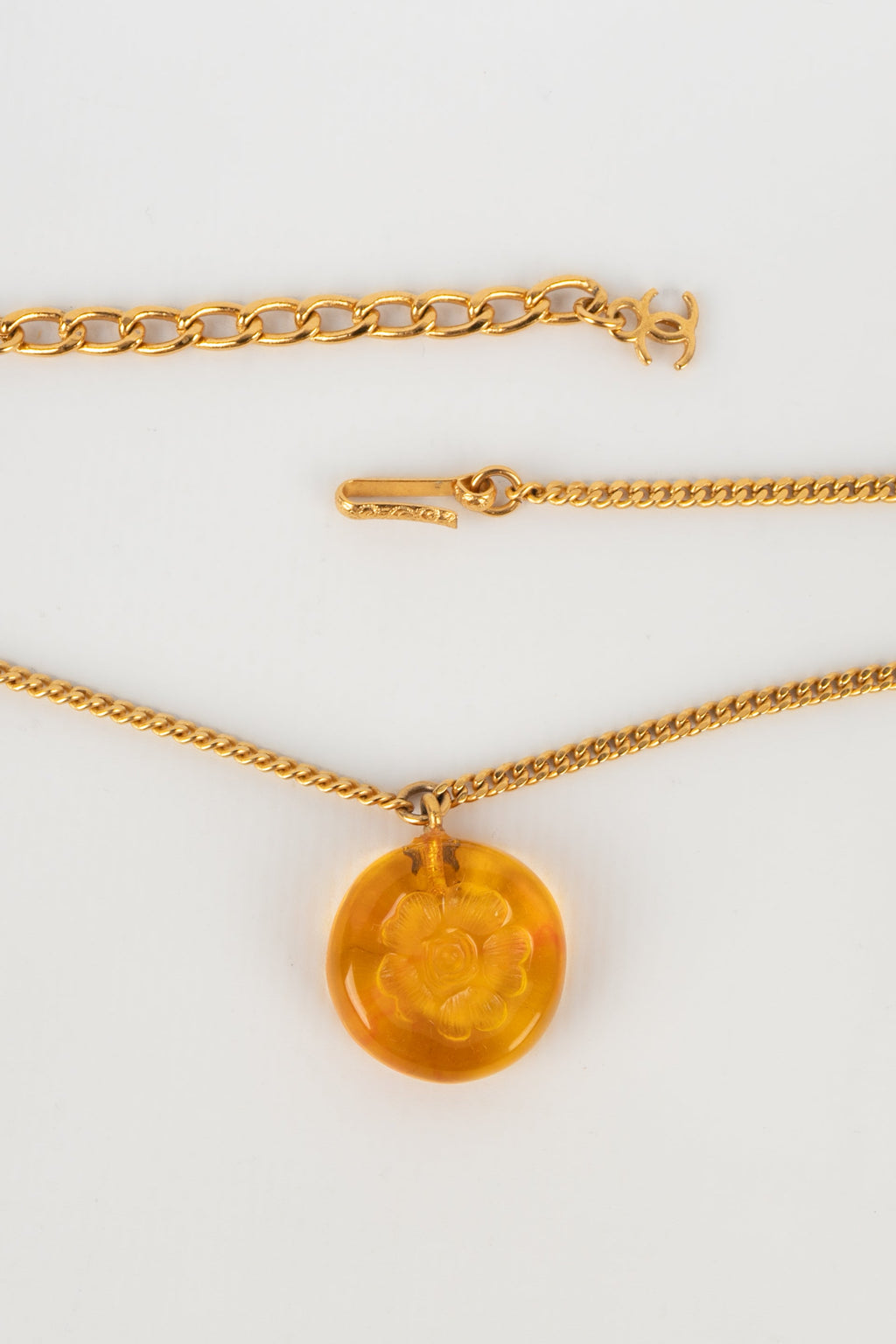 Collier cam��lia Chanel