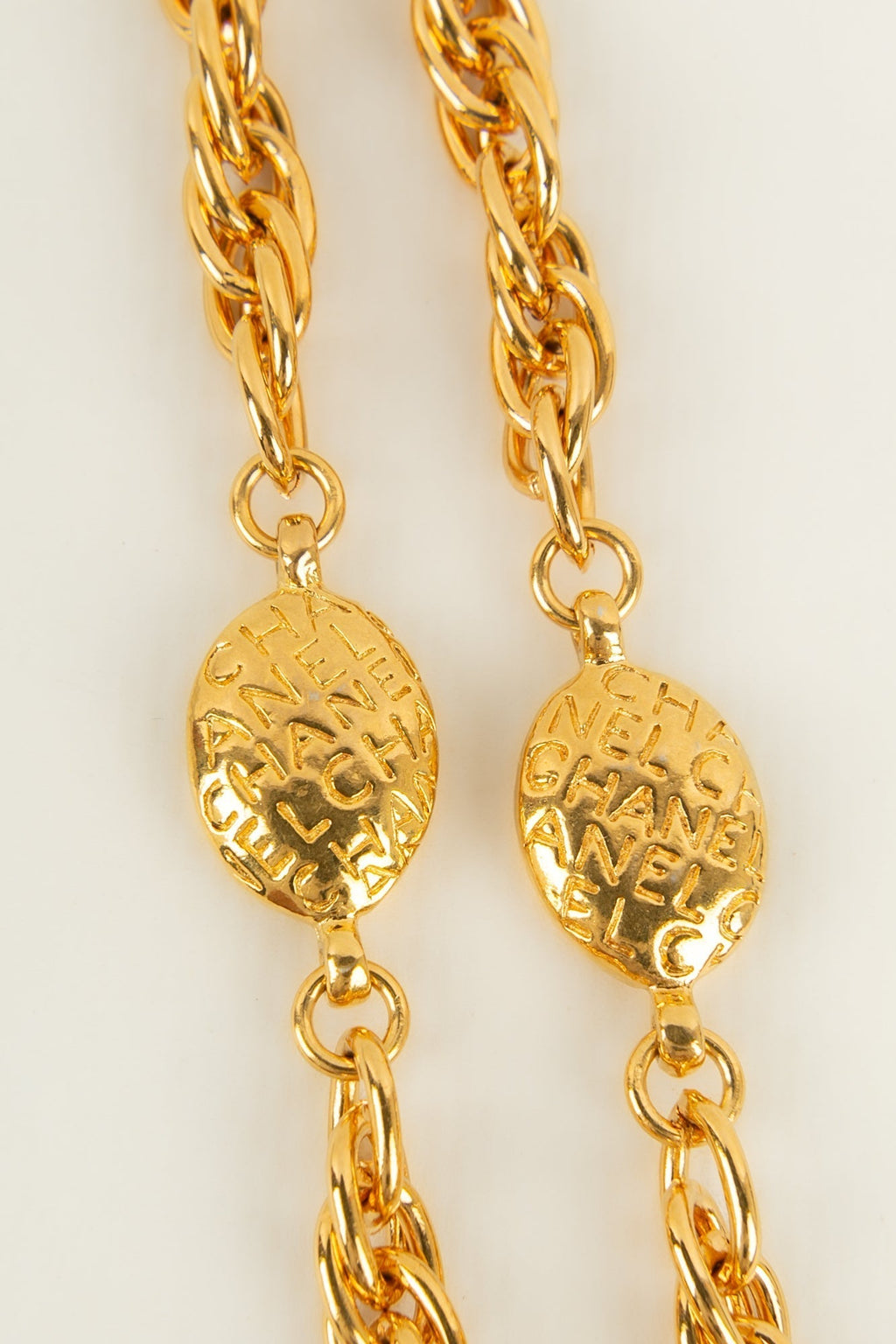Collier / sautoir en m��tal dor�� Chanel