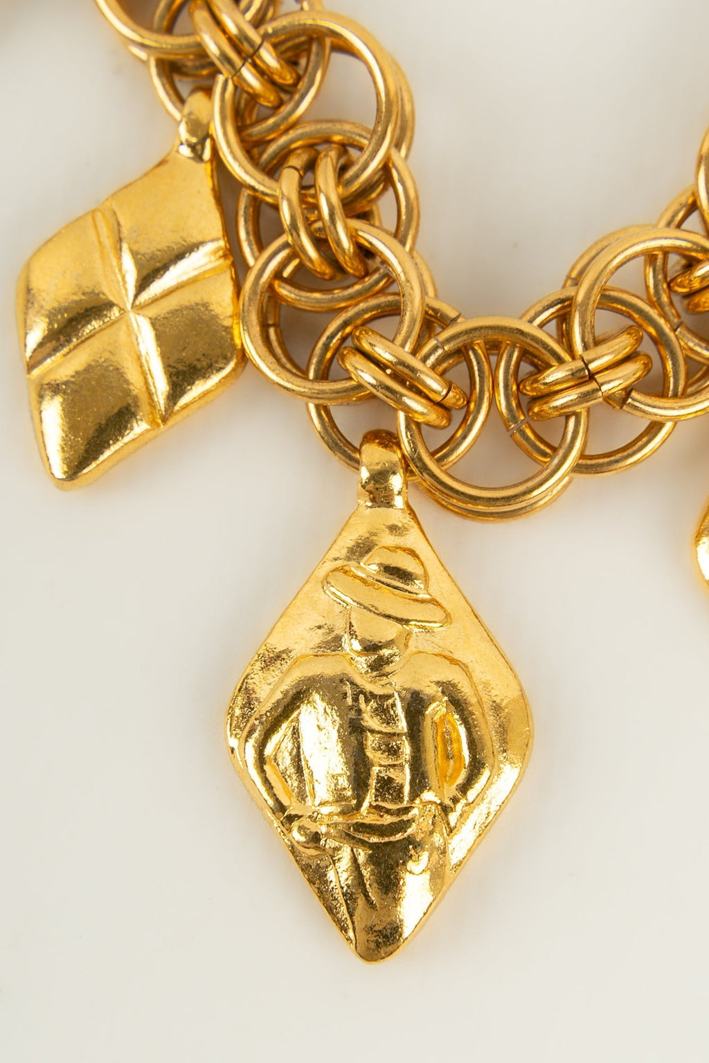 Collier dor�� Chanel