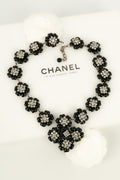 Collier cam��lias en p��te de verre Chanel