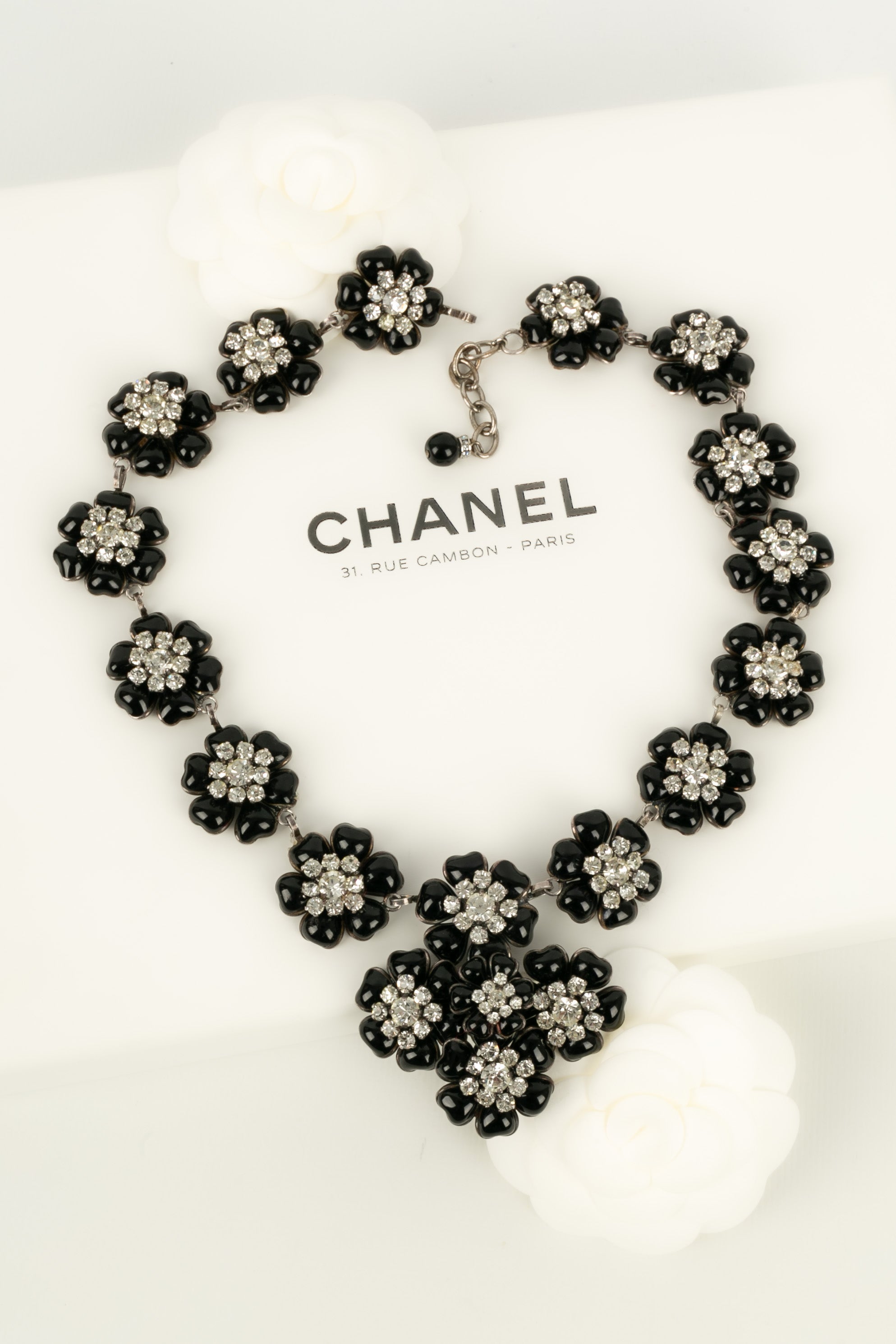 Collier cam��lias en p��te de verre Chanel