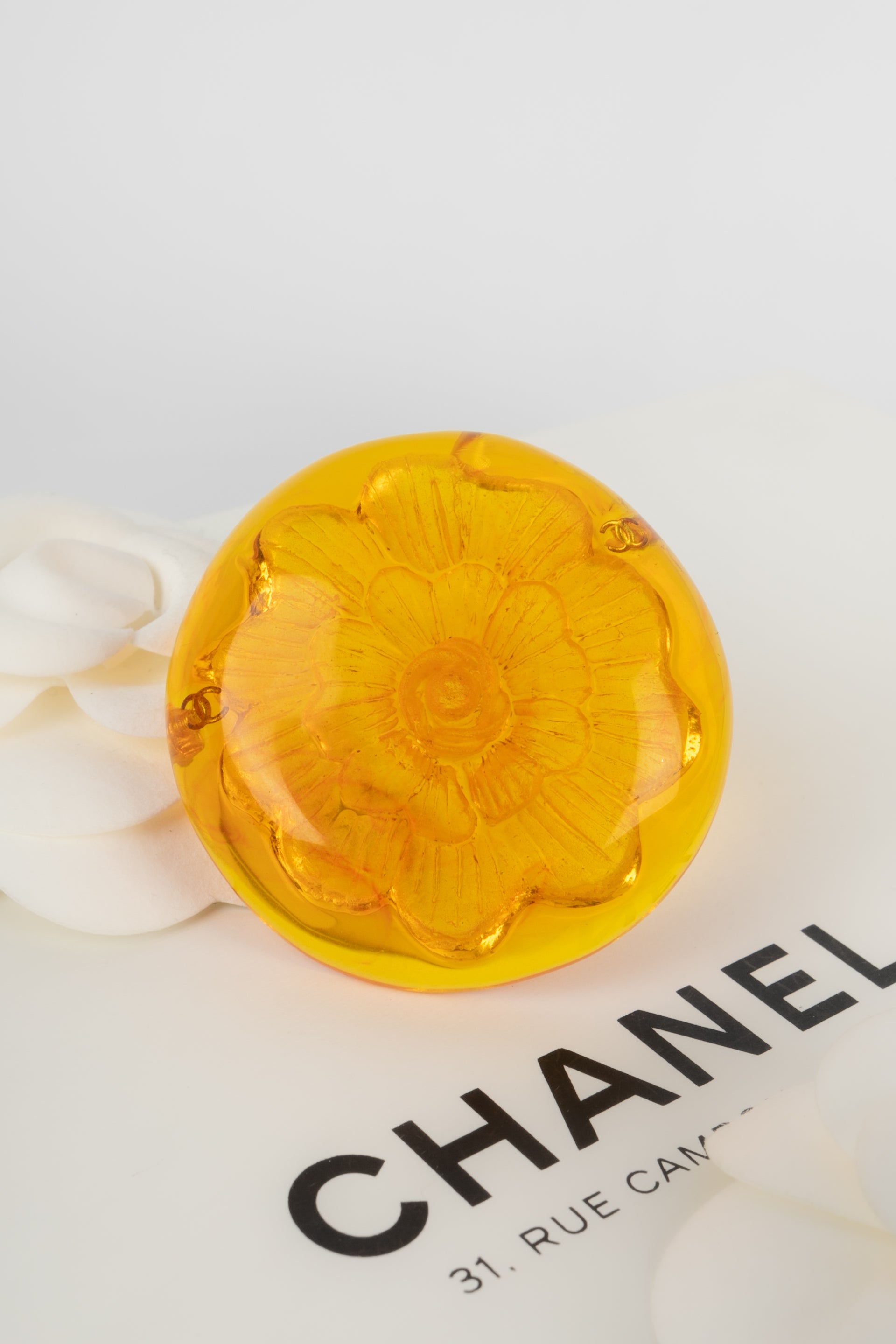 Broche camélia Chanel
