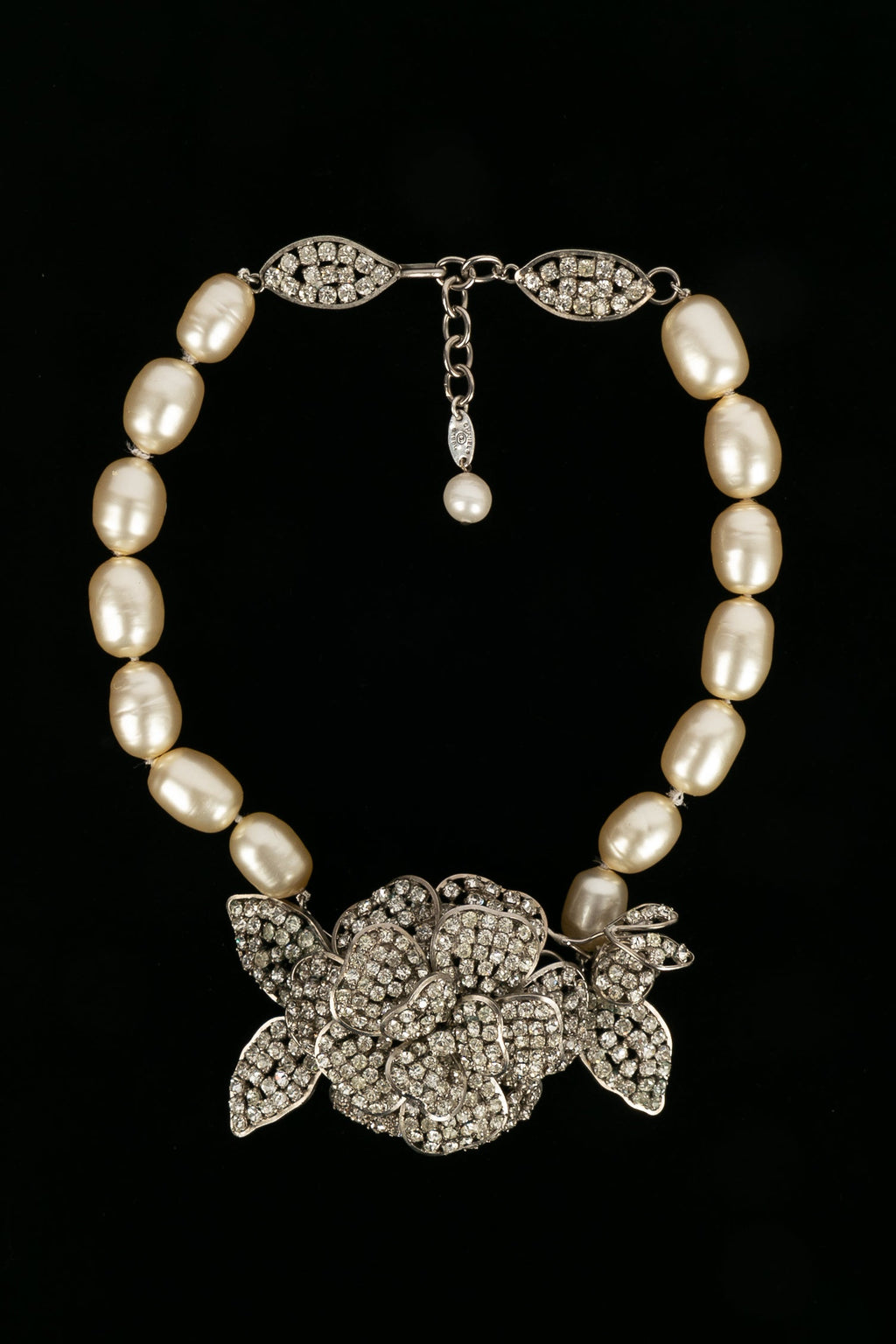 Collier cam��lia Chanel 1984