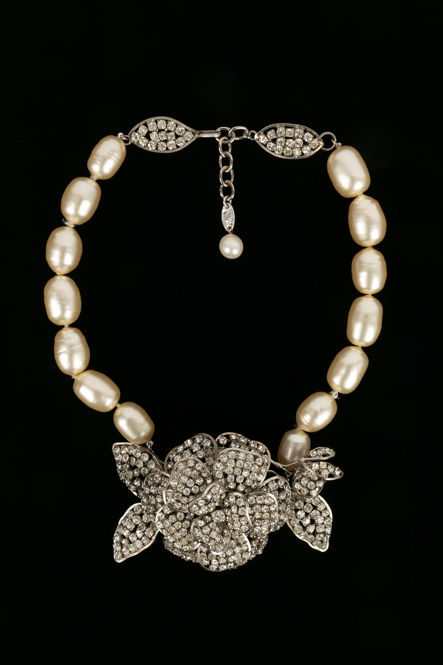 Collier cam��lia Chanel 1984