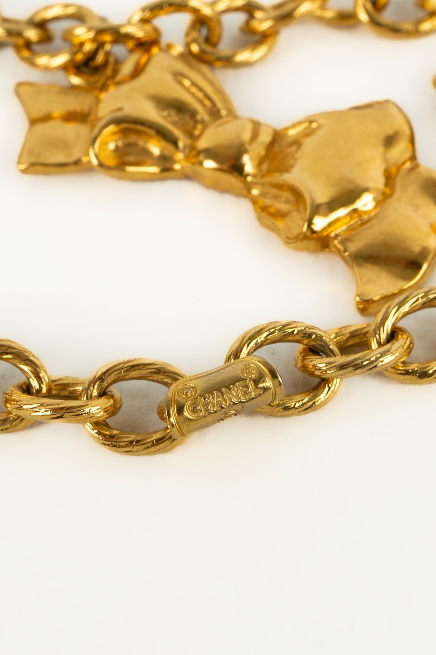 Collier dor�� Chanel