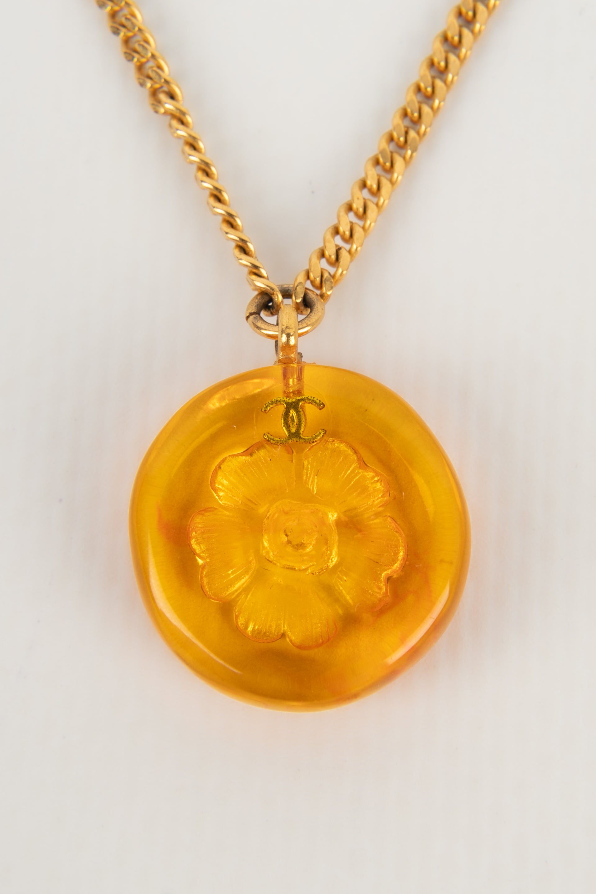Collier cam��lia Chanel