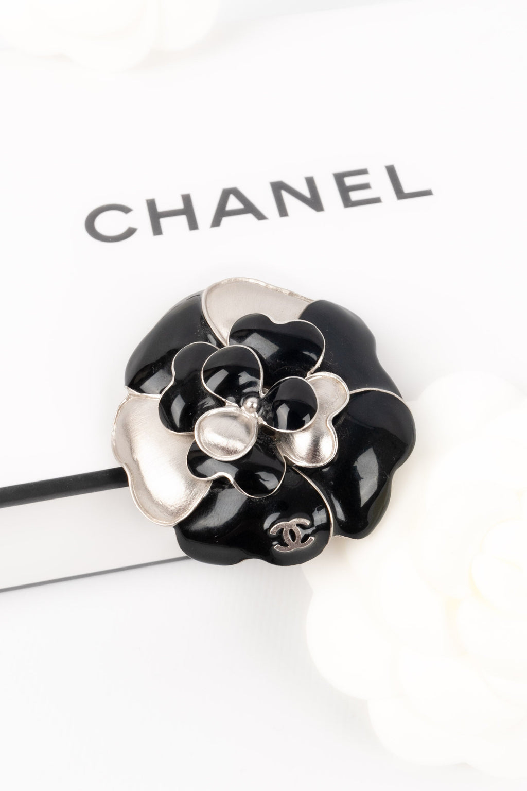 Broche camélia Chanel