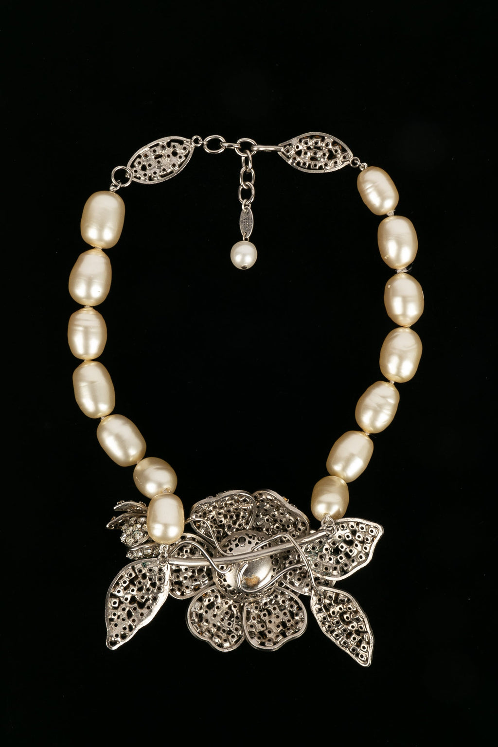 Collier cam��lia Chanel 1984