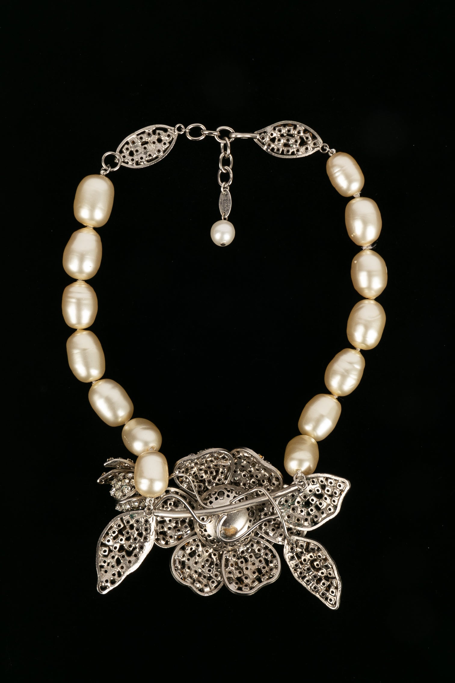 Collier cam��lia Chanel 1984