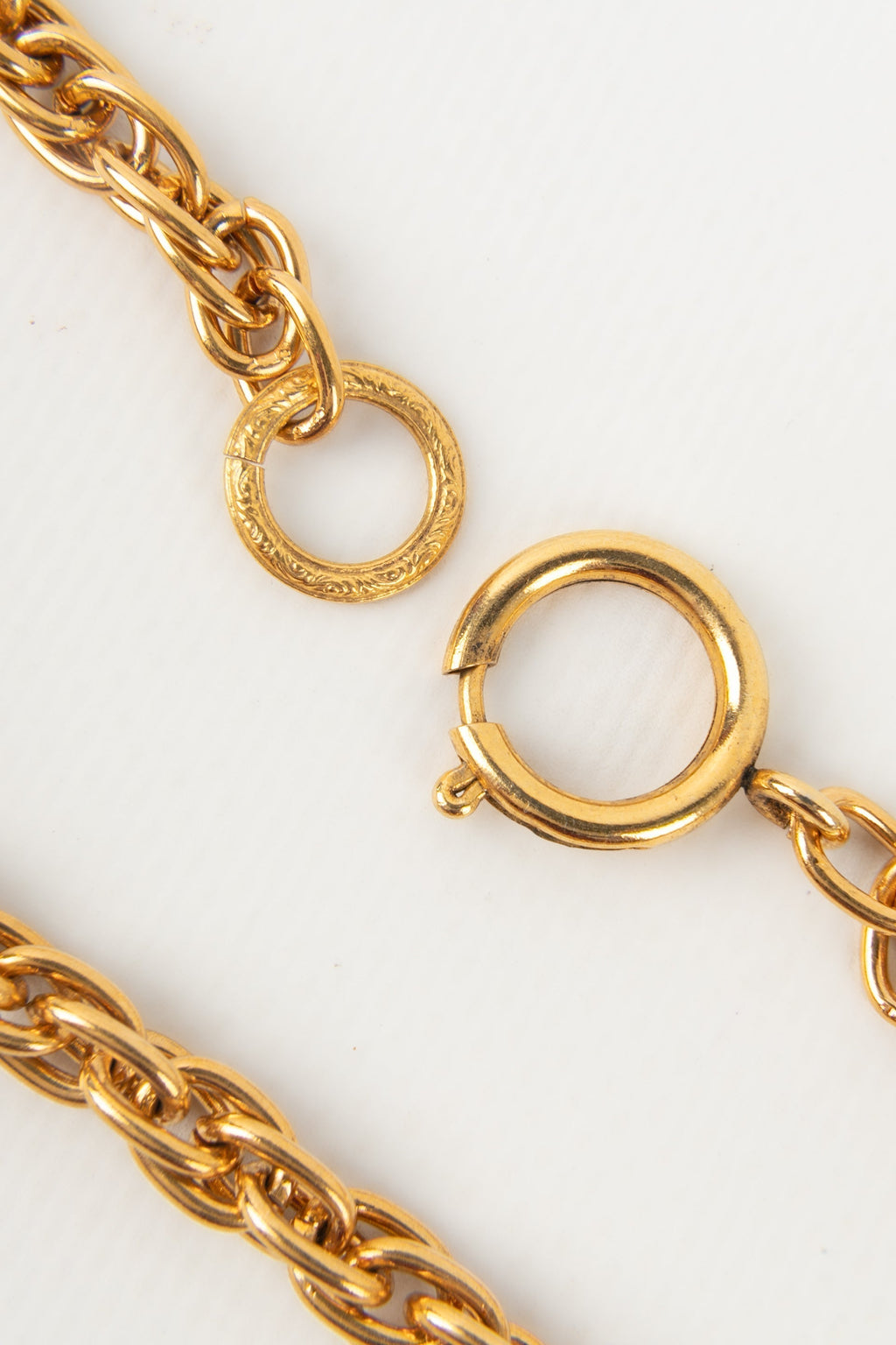 Collier / sautoir en m��tal dor�� Chanel